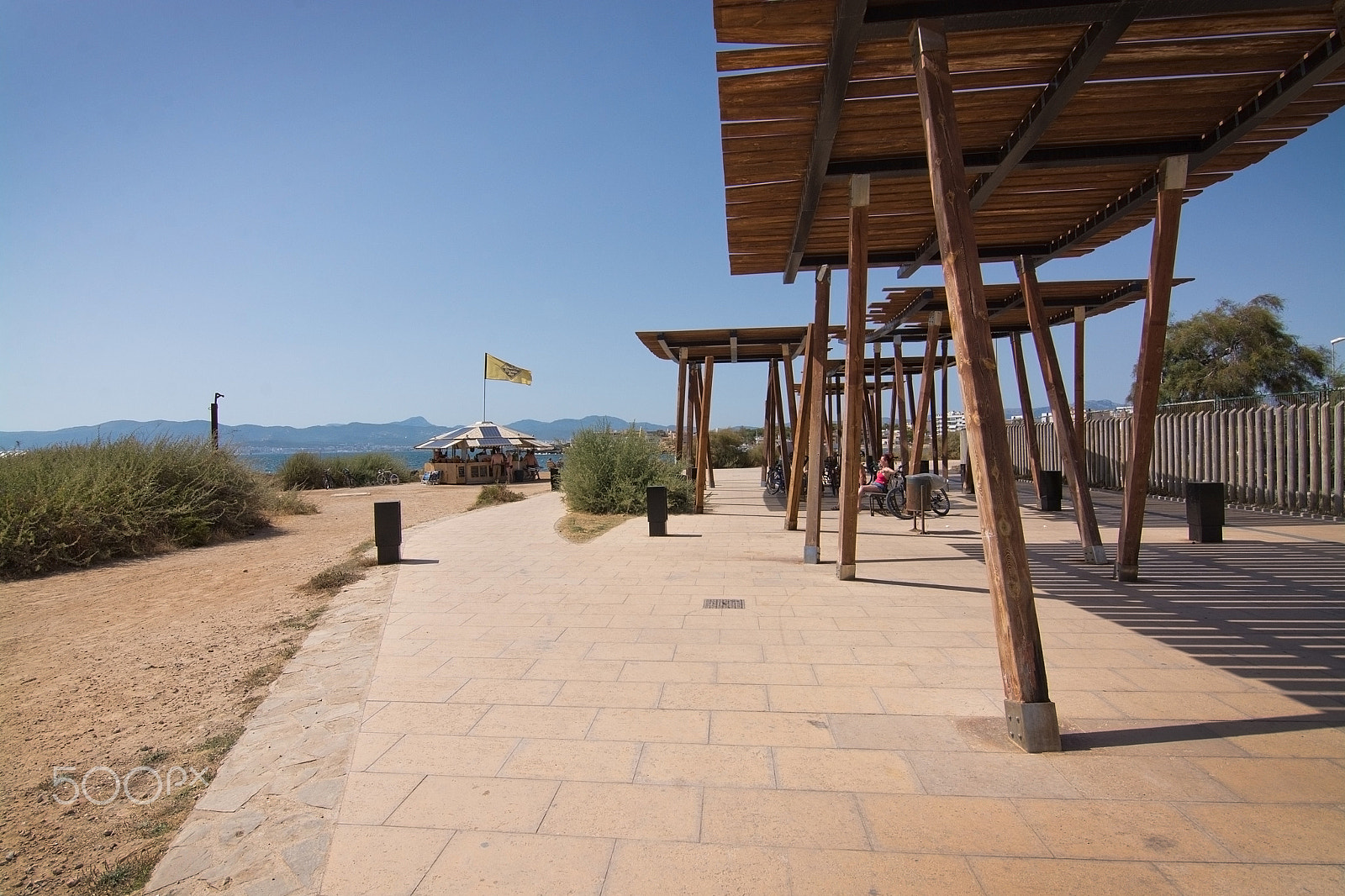 Nikon D7100 + IX-Nikkor 60-180mm f/4.5-5.6 sample photo. Small beach hut cafe photography