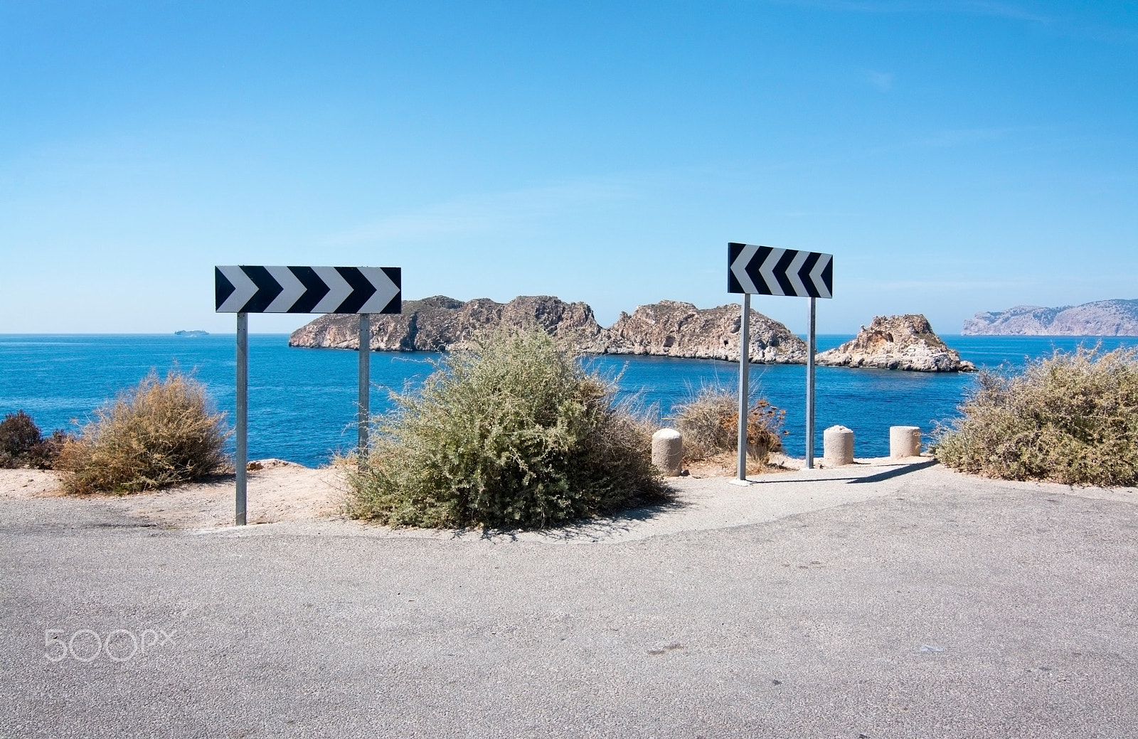 AF Zoom-Nikkor 24-50mm f/3.3-4.5 sample photo. Warning traffic sign near steep cliff photography