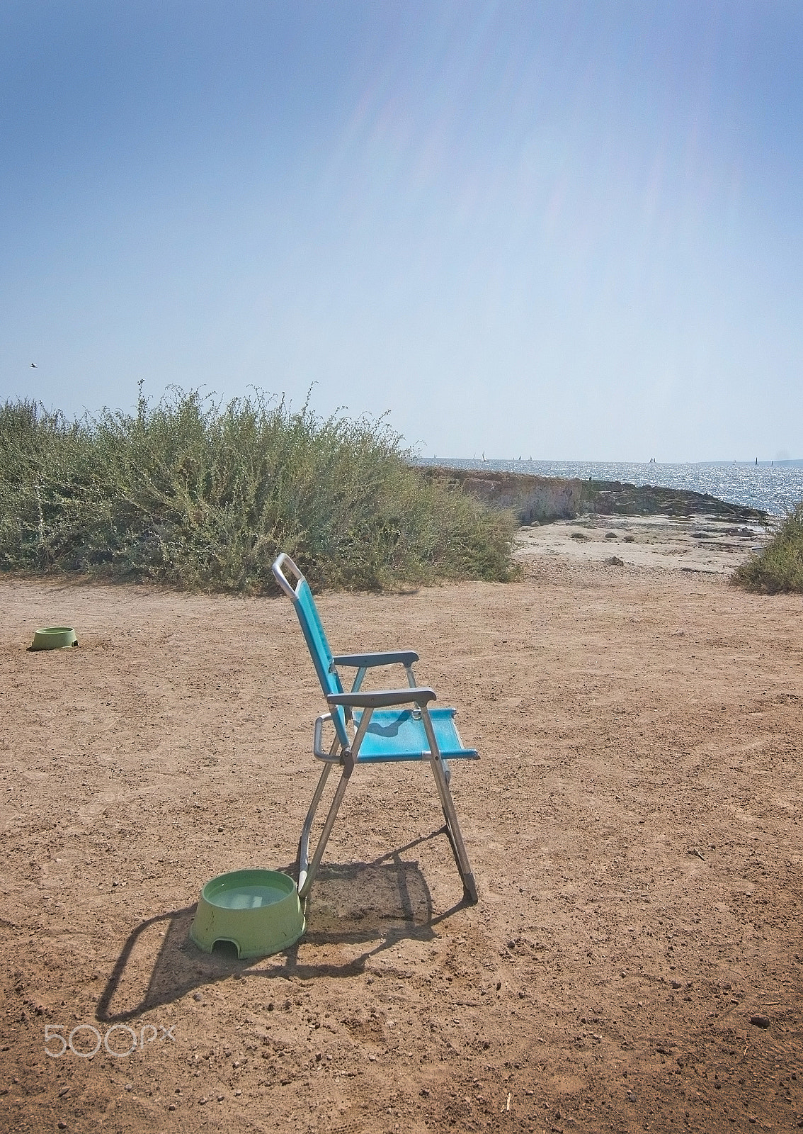 Nikon D7100 sample photo. Blue beach chair and dog water bowl photography