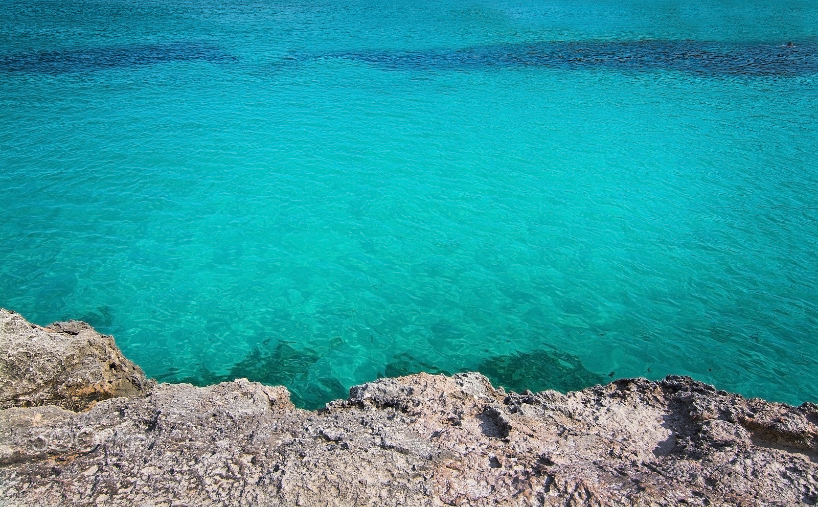 Nikon D7100 + Tamron SP 35mm F1.8 Di VC USD sample photo. Rock and clear turquoise water background photography