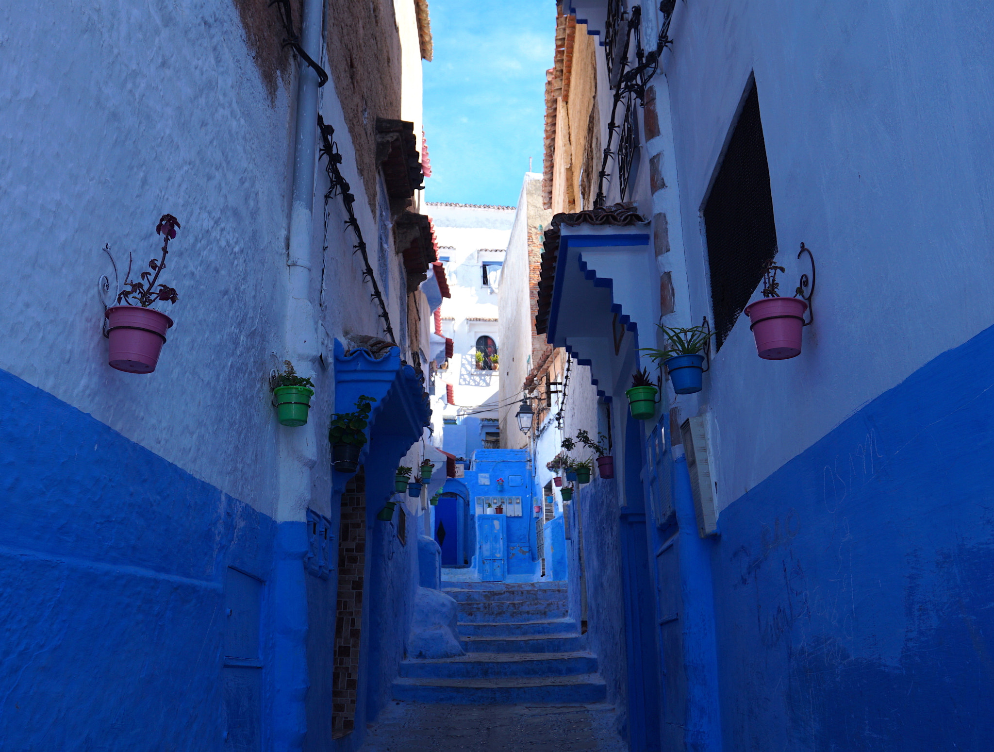 Sony a6000 + Sony Vario-Tessar T* FE 16-35mm F4 ZA OSS sample photo. Chefchaouen, morocco photography