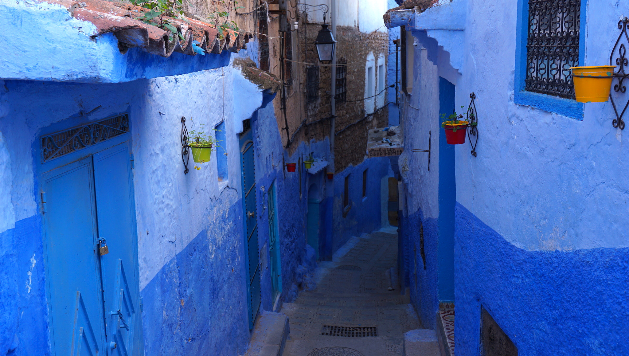 Sony a6000 + Sony Vario-Tessar T* FE 16-35mm F4 ZA OSS sample photo. Chefchaouen, morocco photography