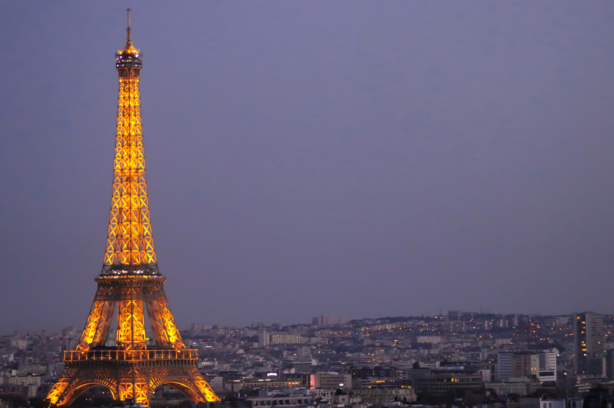 Canon EF 75-300mm f/4-5.6 USM sample photo. Glowing eiffel tower photography
