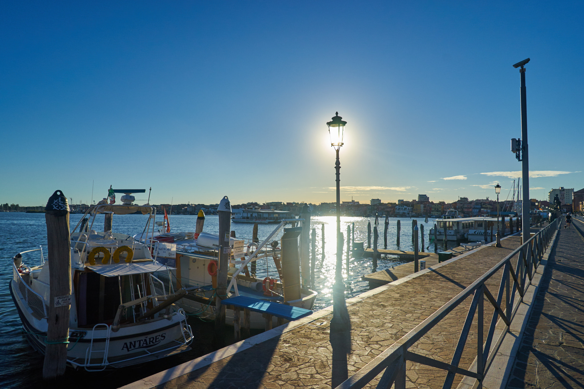 Sony a7 + Sony FE 28mm F2 sample photo. Sun behind lamp photography