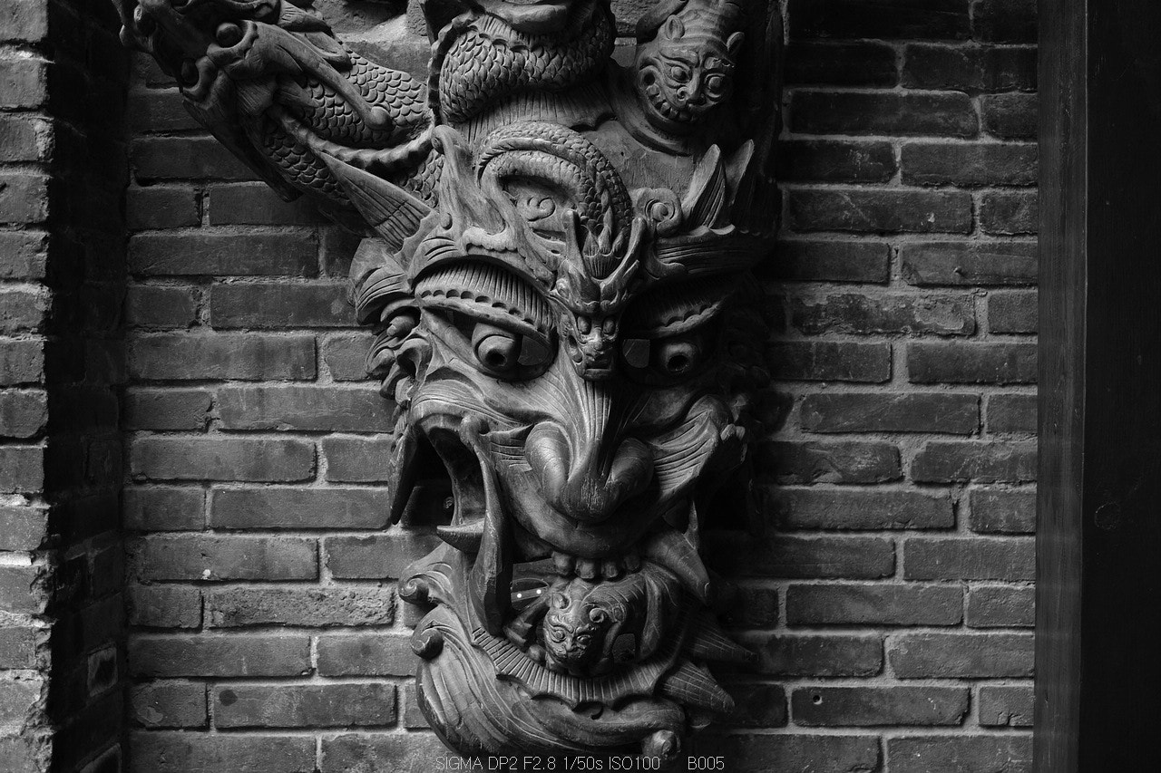 Sigma DP2 sample photo. Sculpture on the wall photography