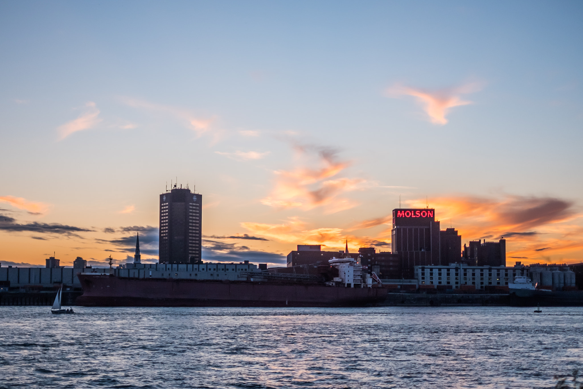 Fujifilm X-E2S + Fujifilm XF 35mm F1.4 R sample photo. Fleuve st-laurent montréal québec photography