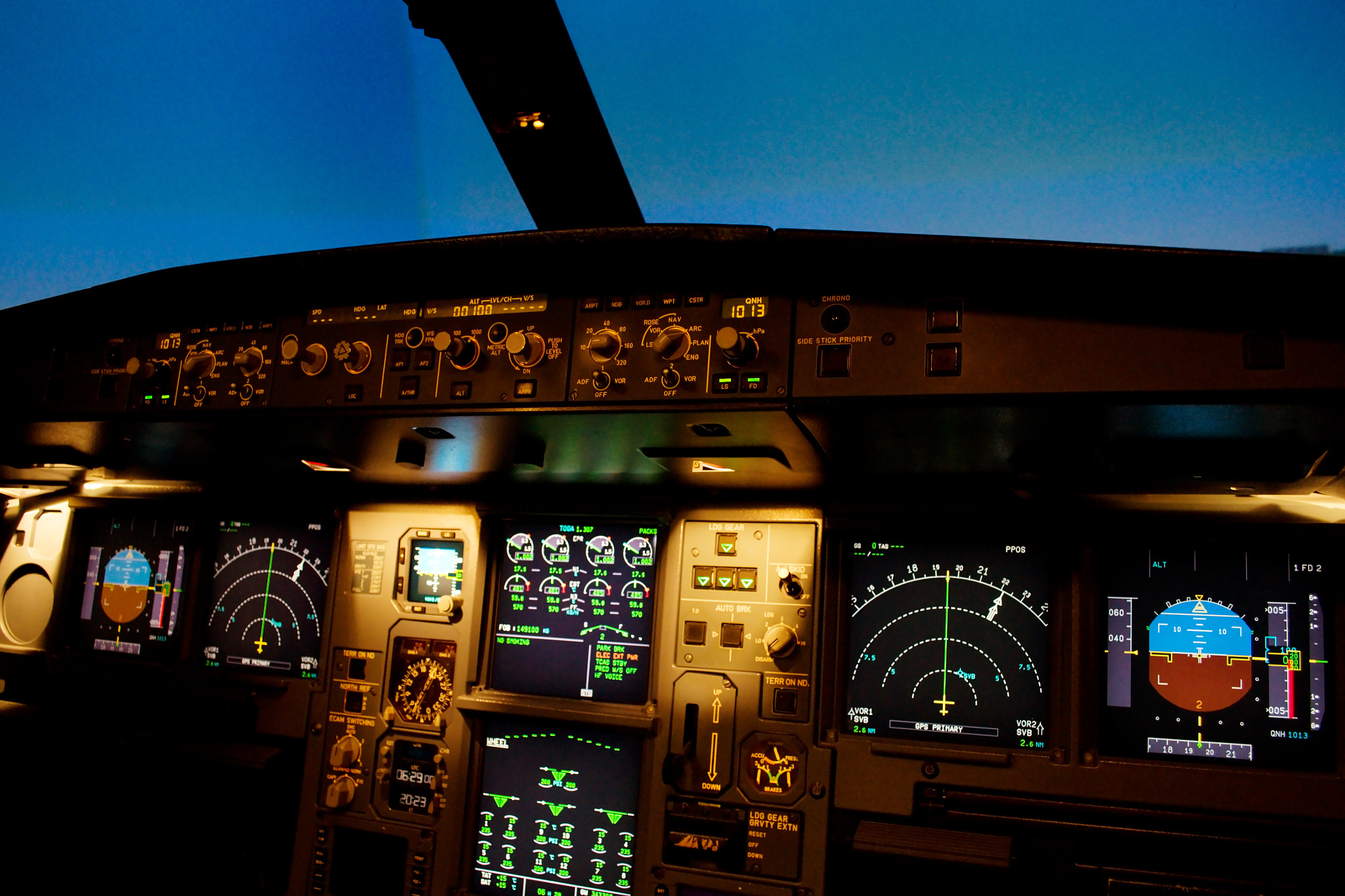 18.00 - 55.00 mm f/3.5 - 5.6 sample photo. Plane control photography