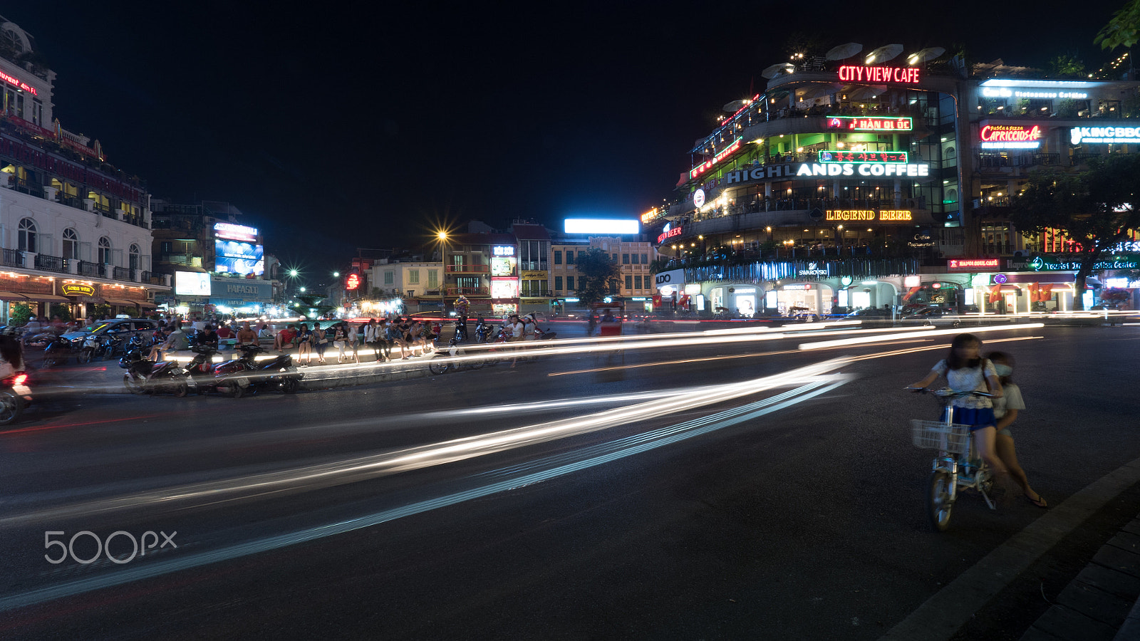 Panasonic Lumix DMC-GH4 + Olympus M.Zuiko Digital ED 7-14mm F2.8 PRO sample photo. Night city street with transport in motion. hanoi, vietnam photography