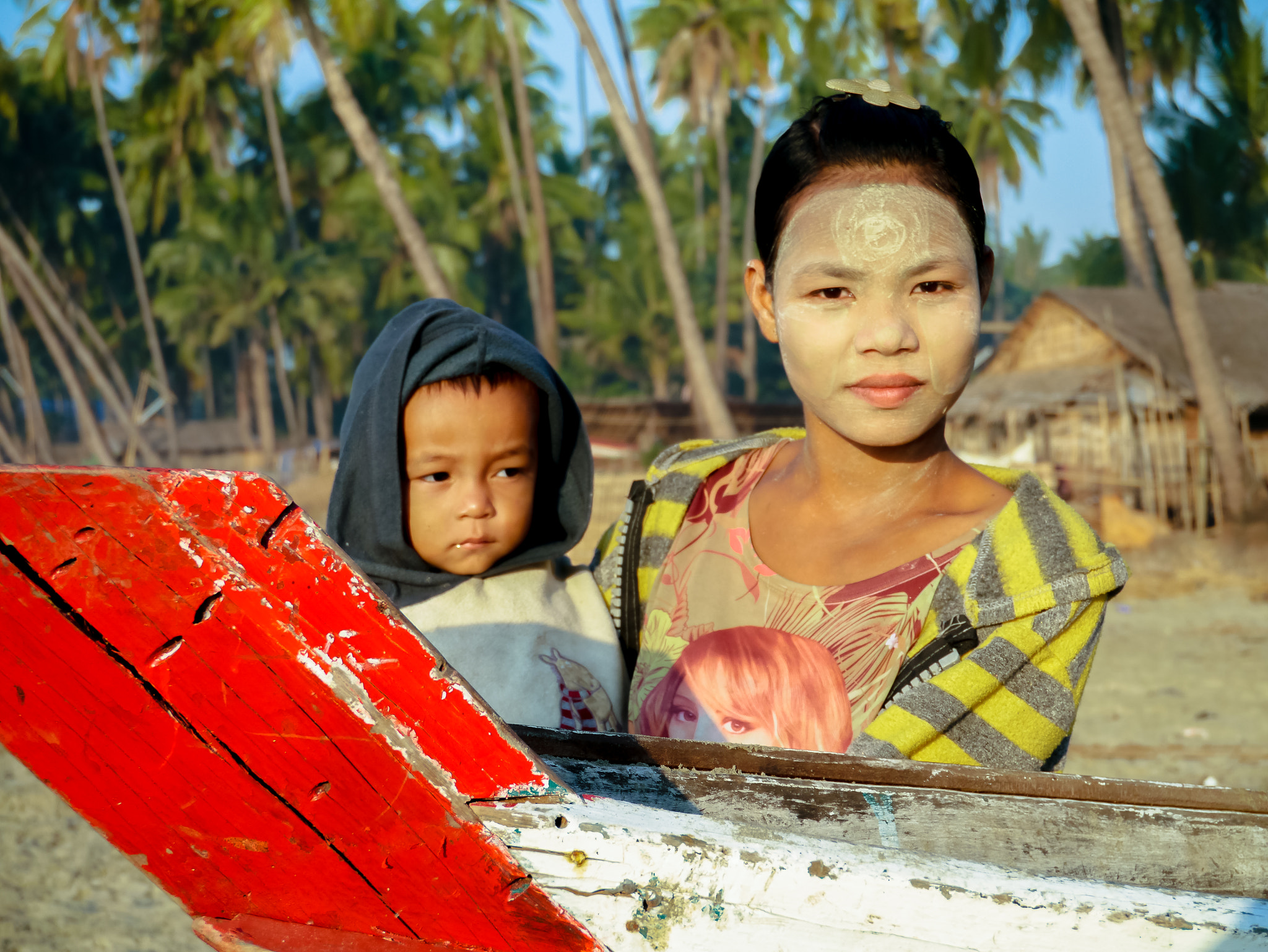 Panasonic Lumix DMC-GX1 sample photo. Femme et enfant ngapali beach photography