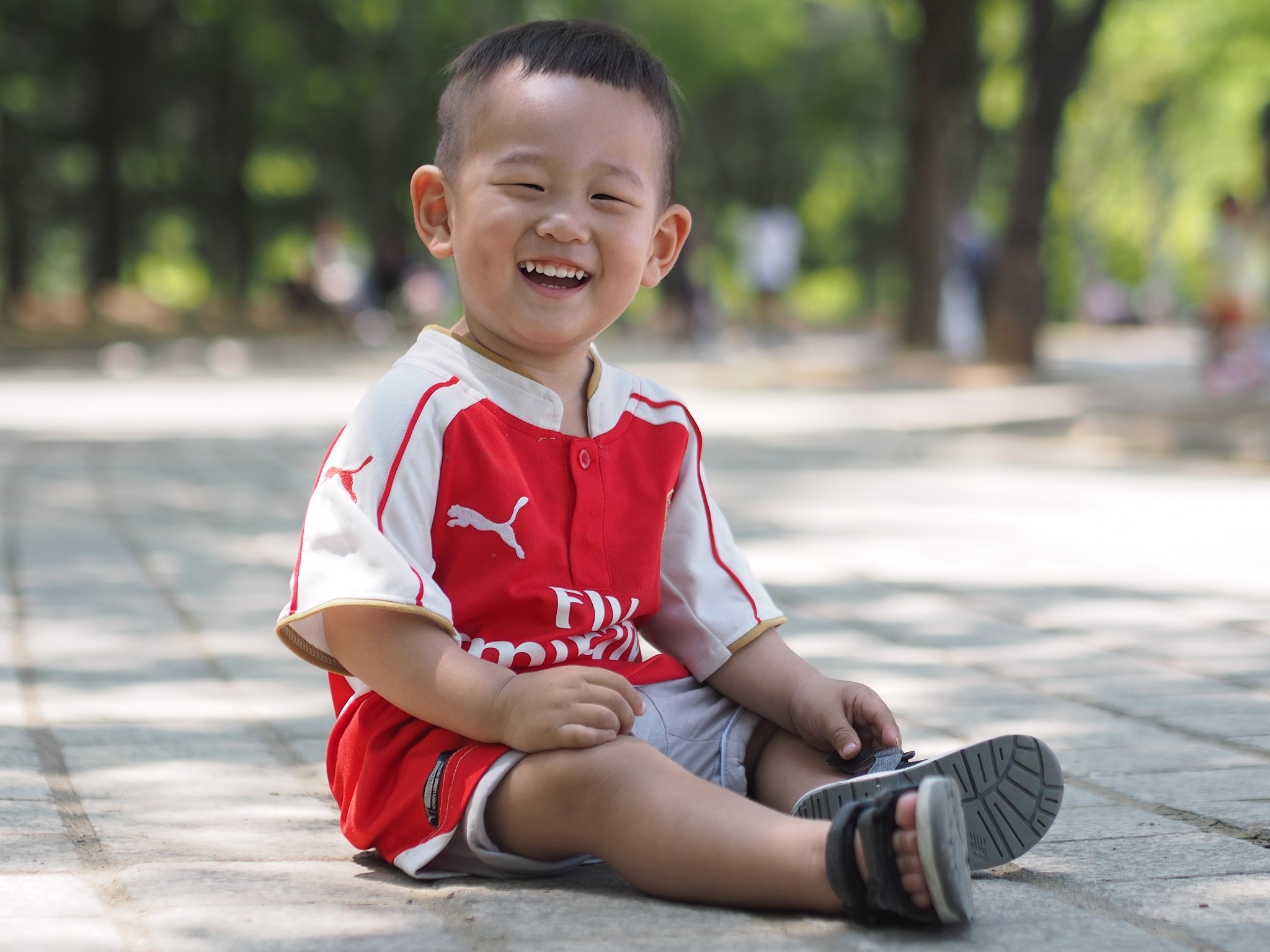 Olympus PEN E-P5 + Olympus M.Zuiko Digital 45mm F1.8 sample photo. Happy boy at central park photography