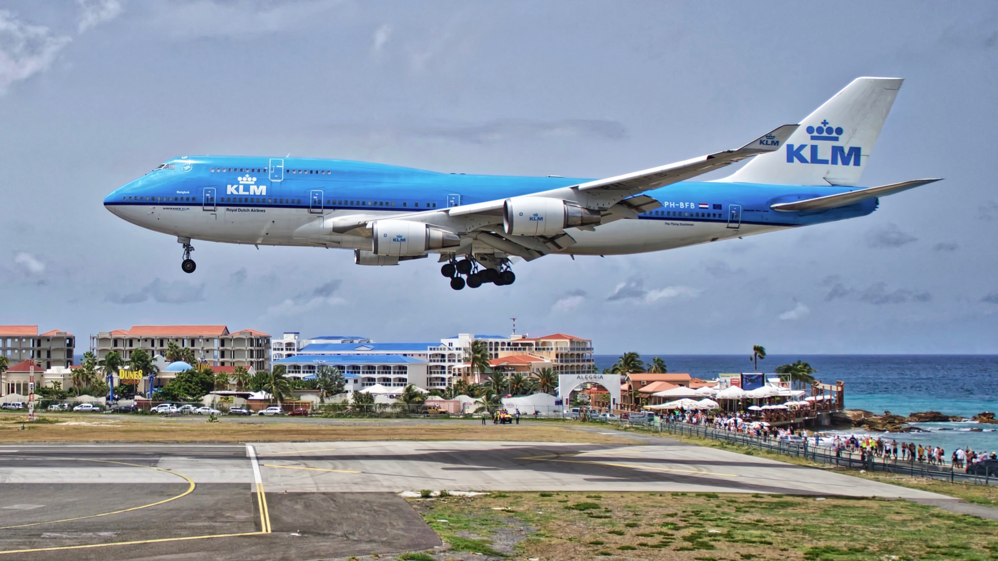 Tamron AF 18-200mm F3.5-6.3 XR Di II LD Aspherical (IF) Macro sample photo. Klm 747 landing at pjia on st.maarten (caribbean) photography