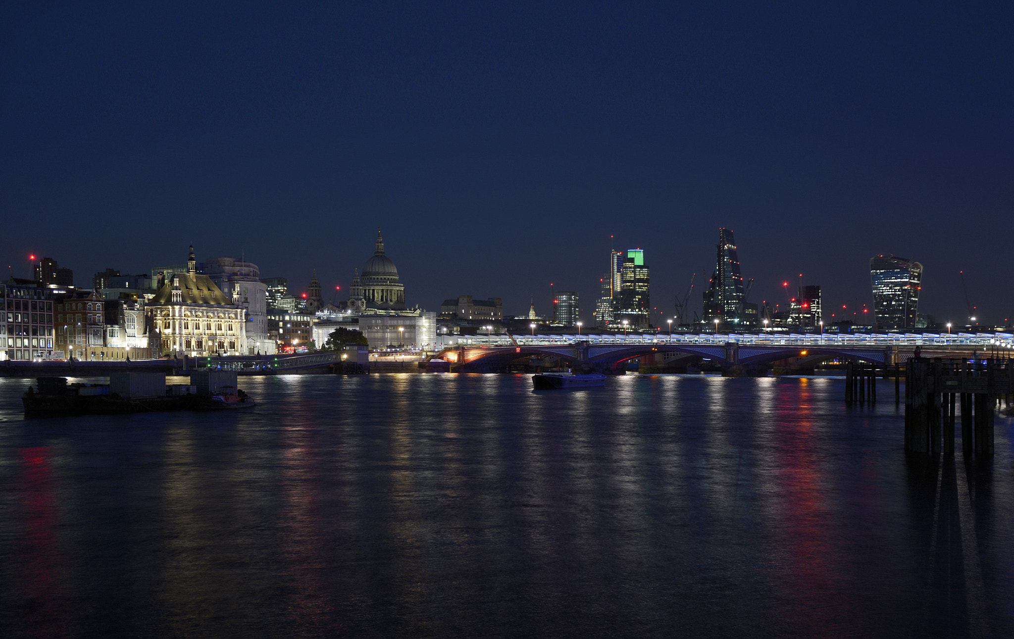 AF Zoom-Nikkor 28-100mm f/3.5-5.6G sample photo. London night n°1 photography