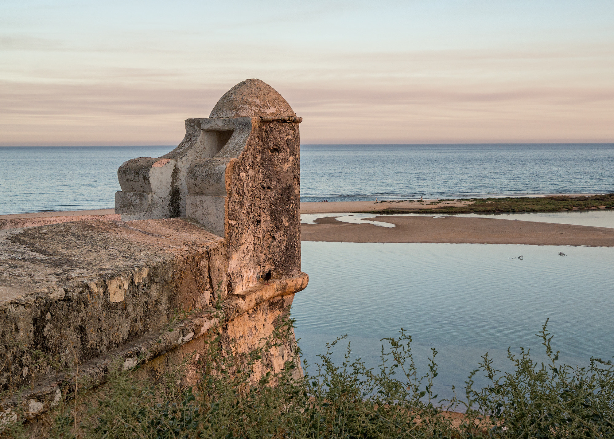 16-35mm F4 ZA OSS sample photo. Scouting the sea photography