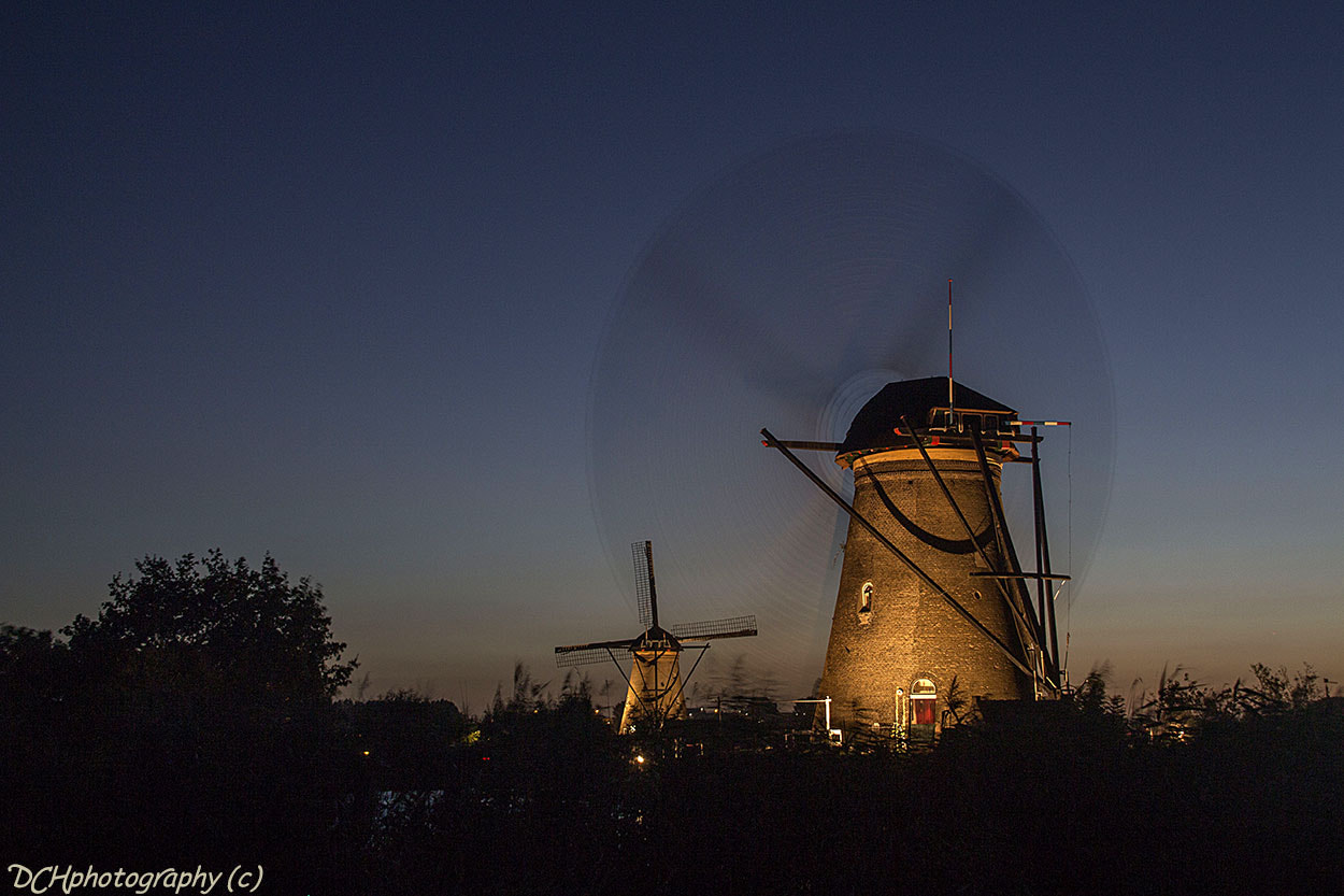 Canon EOS 650D (EOS Rebel T4i / EOS Kiss X6i) + Sigma 18-200mm f/3.5-6.3 DC OS sample photo. Kinderdijk by night photography