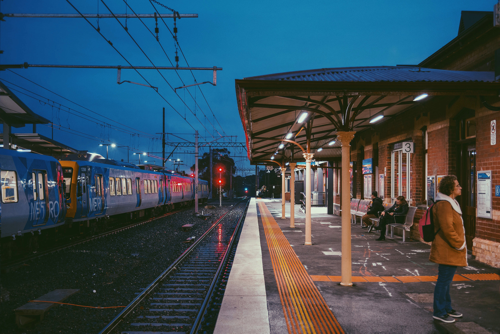 Olympus OM-D E-M10 + LUMIX G 20/F1.7 II sample photo. Train station photography
