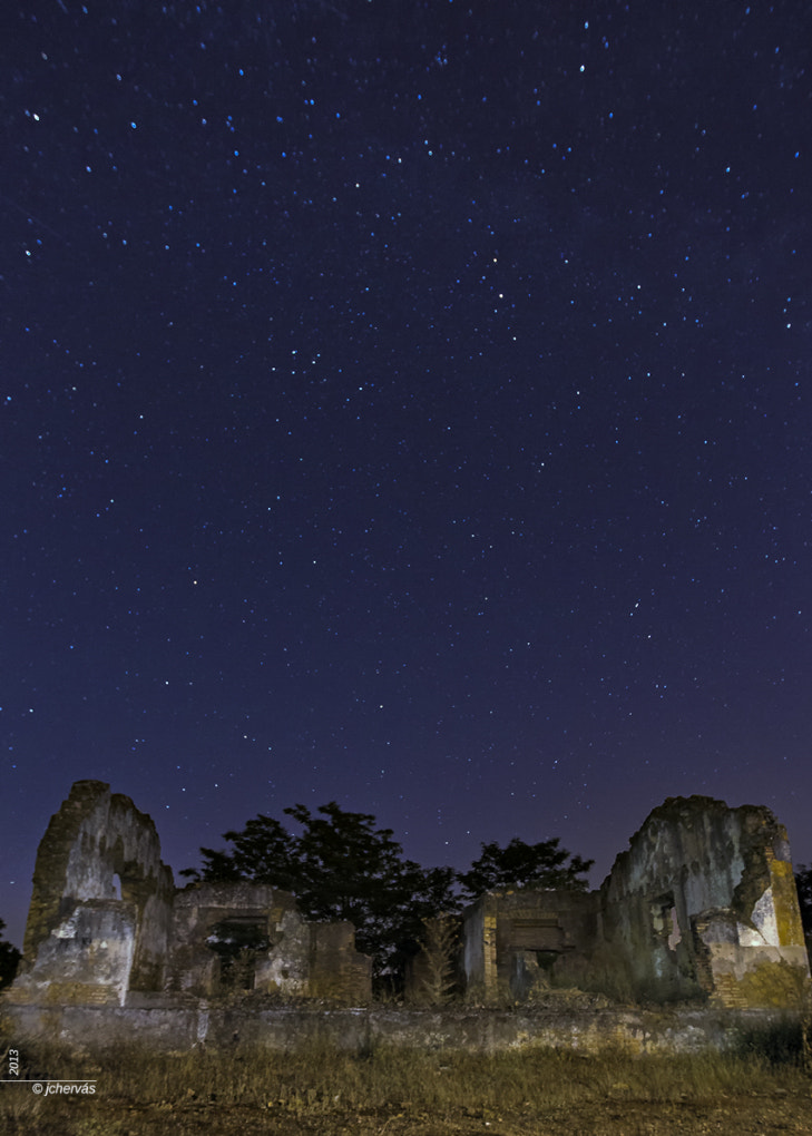 Canon EOS-1D Mark IV sample photo. El gandul: ruina y estrellas photography