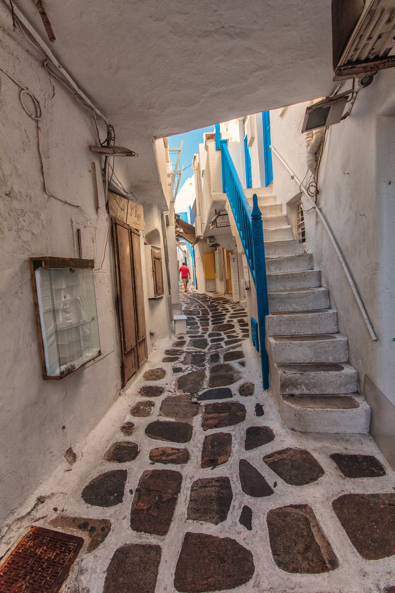 Canon EOS 650D (EOS Rebel T4i / EOS Kiss X6i) + Sigma 10-20mm F4-5.6 EX DC HSM sample photo. Through white alleys and blue stairs photography