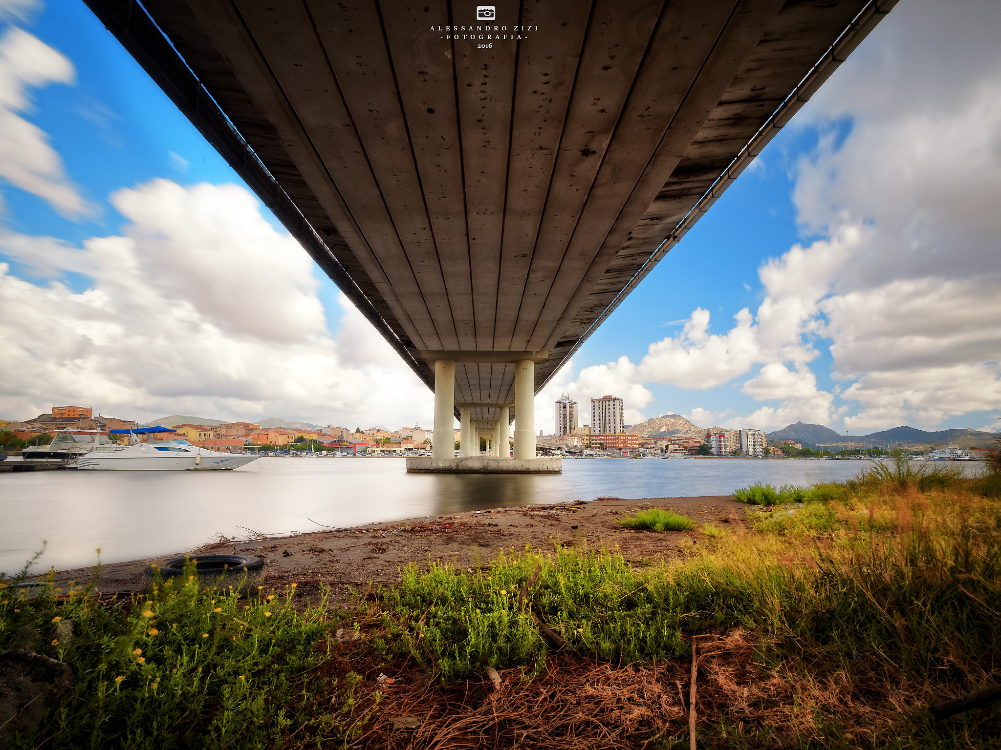 Olympus OM-D E-M5 II + OLYMPUS M.9-18mm F4.0-5.6 sample photo. Under the bridge. photography