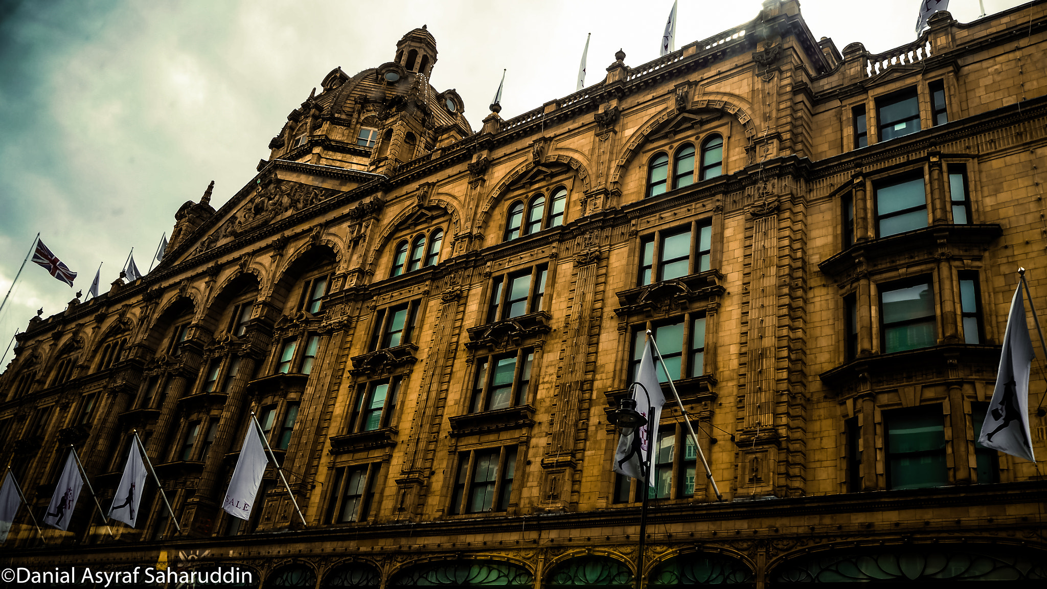 Olympus M.Zuiko Digital ED 14-42mm F3.5-5.6 EZ sample photo. The harrods, london photography