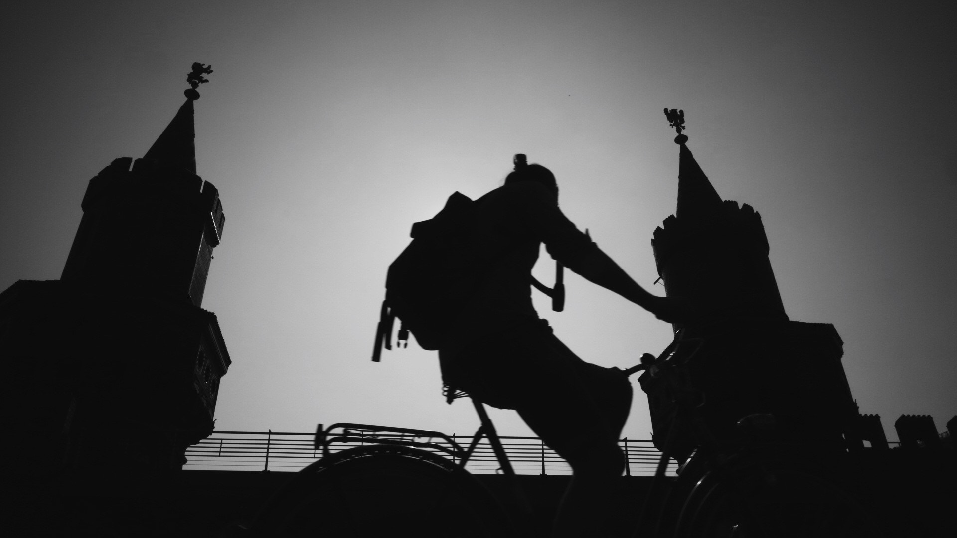 Canon EF-M 15-45mm F3.5-6.3 IS STM sample photo. Cyclist silhouette at oberbaum bridge, berlin photography