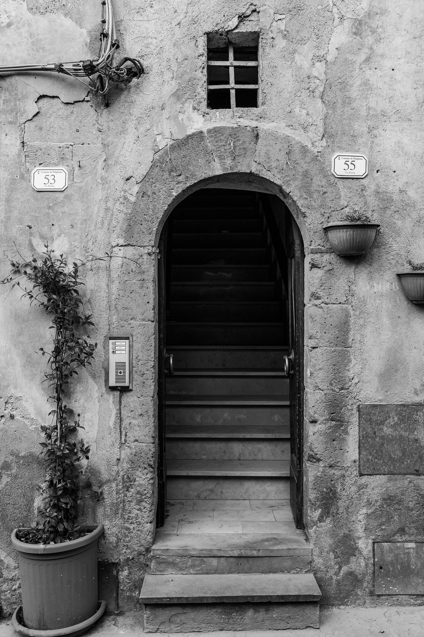 Elmarit-M 28mm f/2.8 (III) sample photo. The doors of pitigliano photography