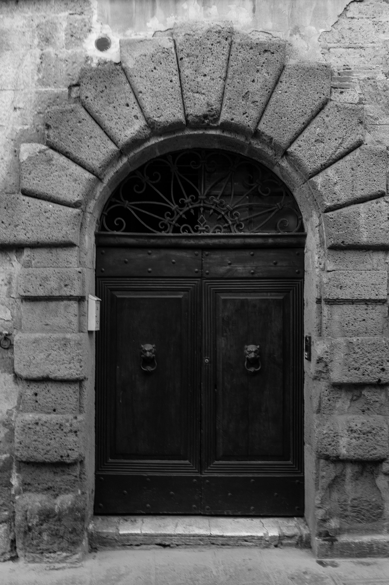 Leica M9 + Elmarit-M 28mm f/2.8 (III) sample photo. The doors of pitigliano photography