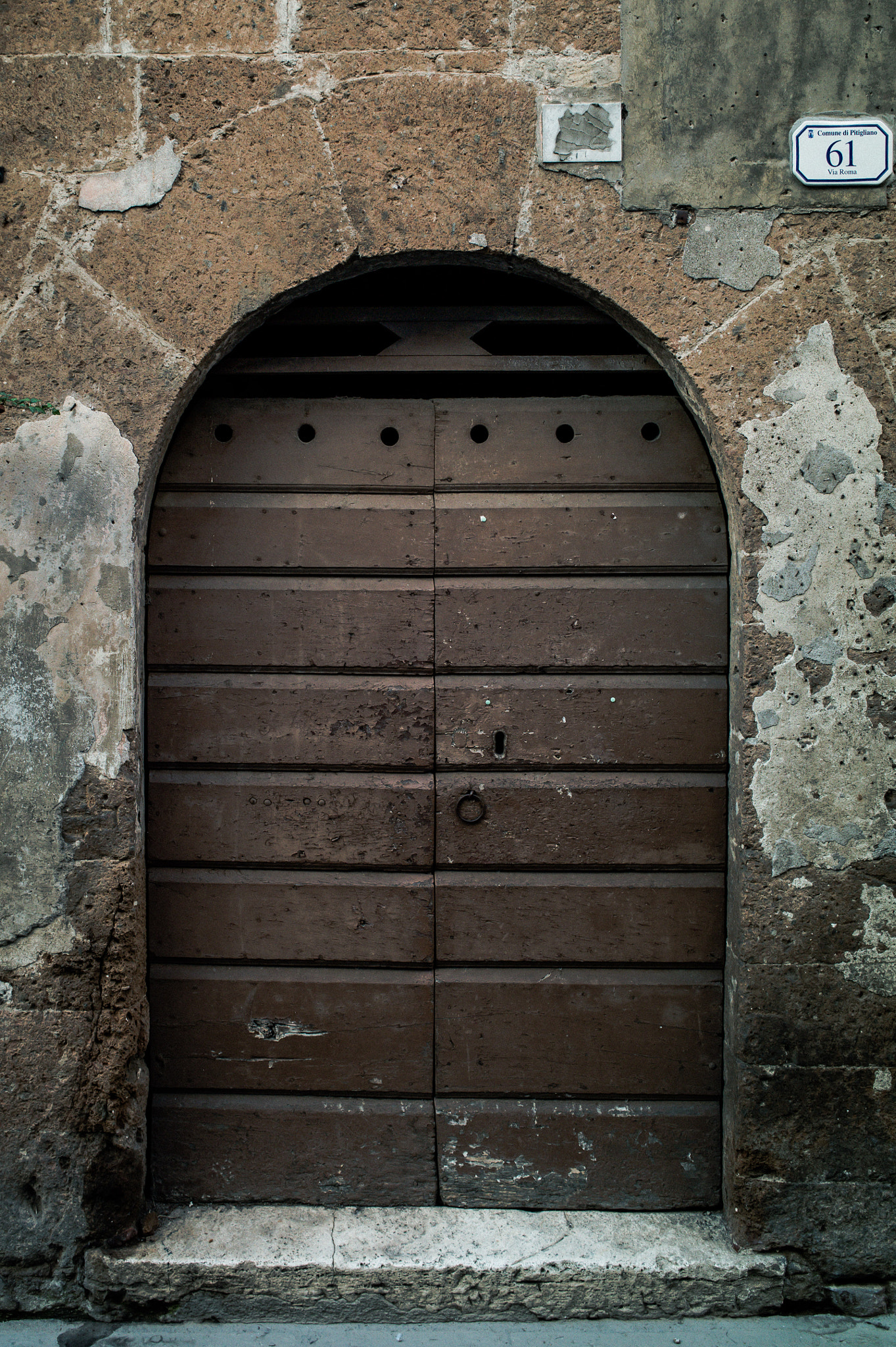 Elmarit-M 28mm f/2.8 (III) sample photo. The doors of pitigliano photography