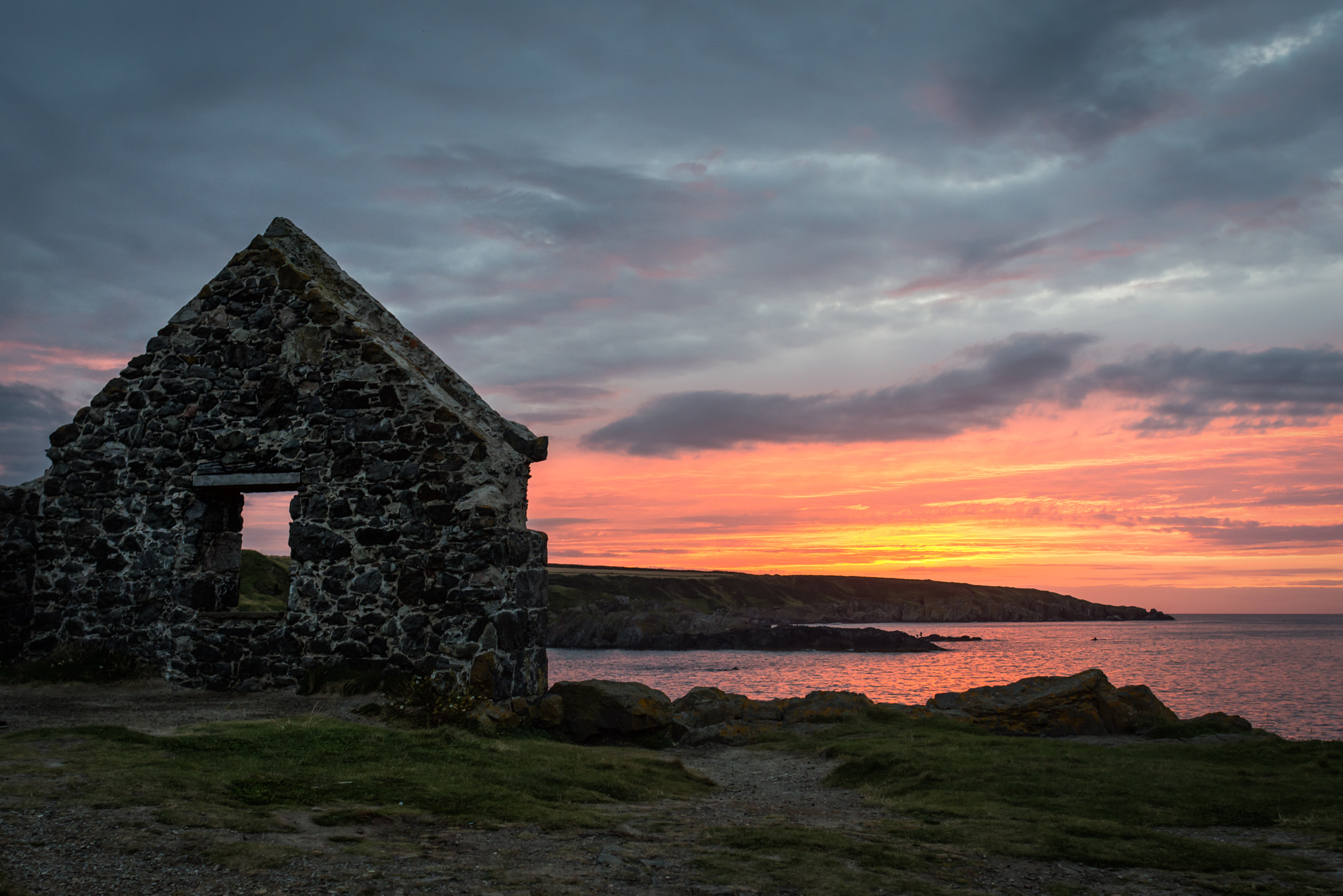 Nikon D7200 + Nikon AF Nikkor 24mm F2.8D sample photo. Sunset at the port of portsoy photography