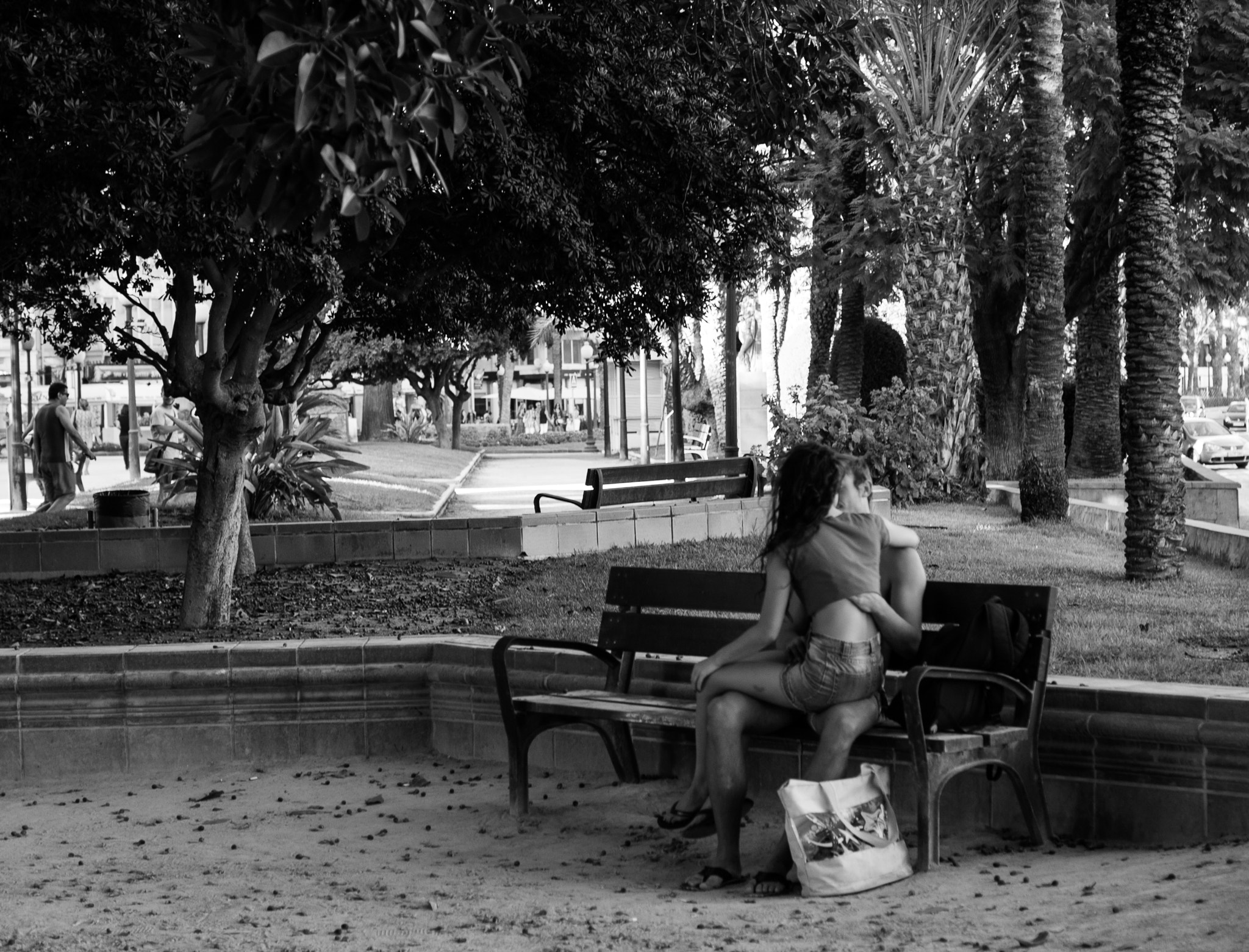 Sony Alpha DSLR-A230 + Sony DT 50mm F1.8 SAM sample photo. Love in the park photography