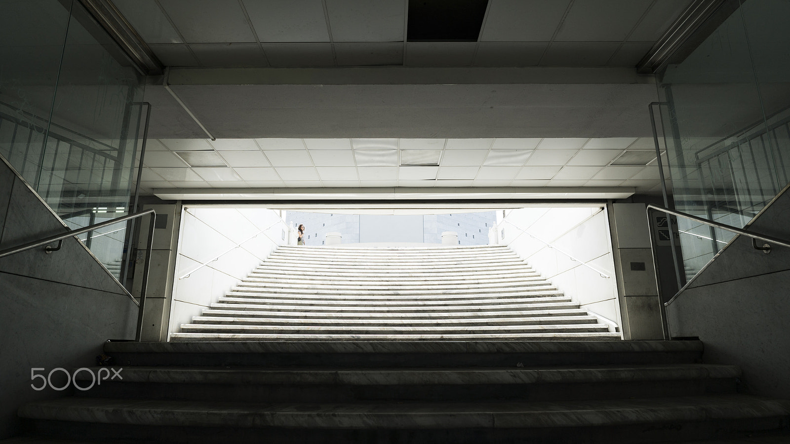 E 21mm F2.8 sample photo. Diagonal photography
