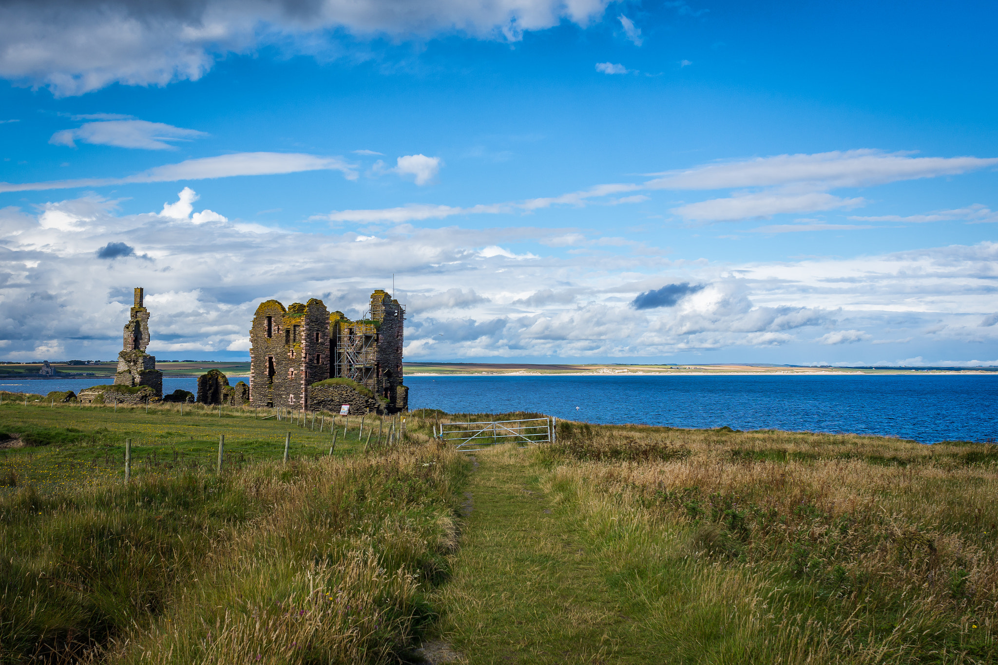 Nikon D7200 + Nikon AF Nikkor 24mm F2.8D sample photo. Girnigoe castle photography