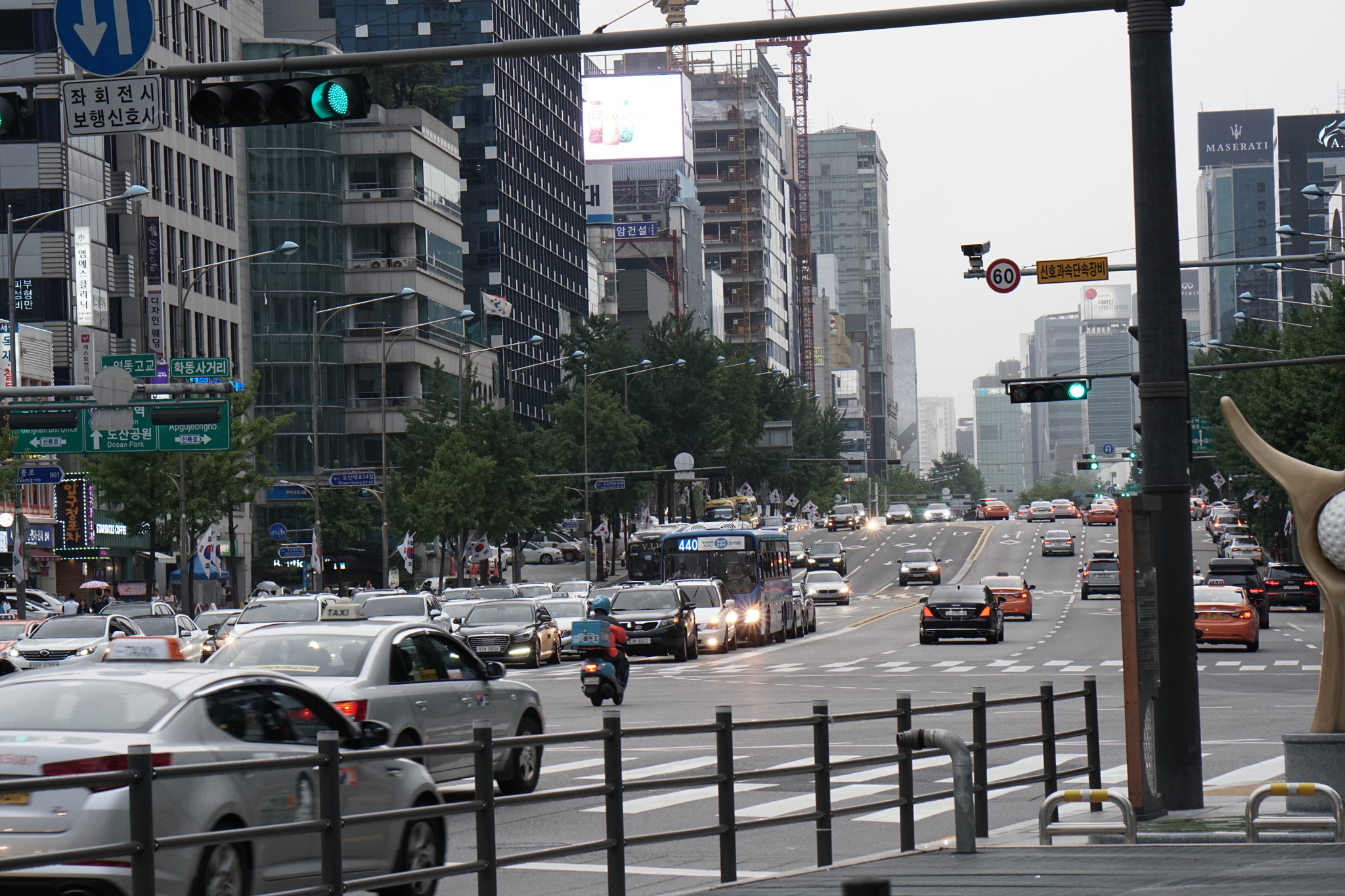 Sony a6300 + ZEISS Batis 85mm F1.8 sample photo. Intersection photography