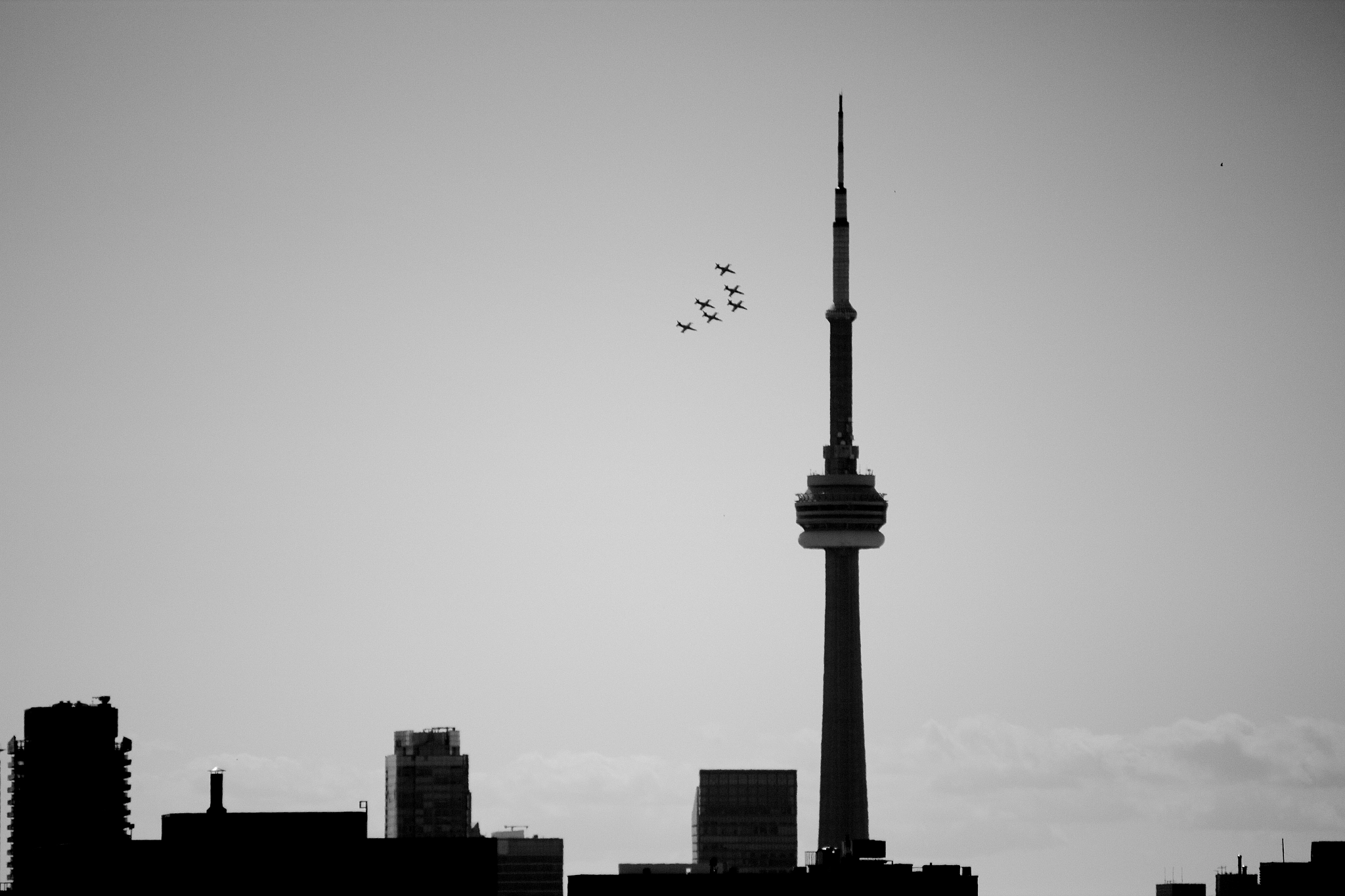 Canon EOS 550D (EOS Rebel T2i / EOS Kiss X4) + Canon EF 70-210mm f/4 sample photo. Snow birds over toronto. photography