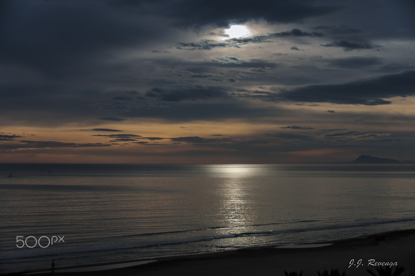 Sigma 18-250mm F3.5-6.3 DC Macro OS HSM sample photo. Amanecer nublado photography