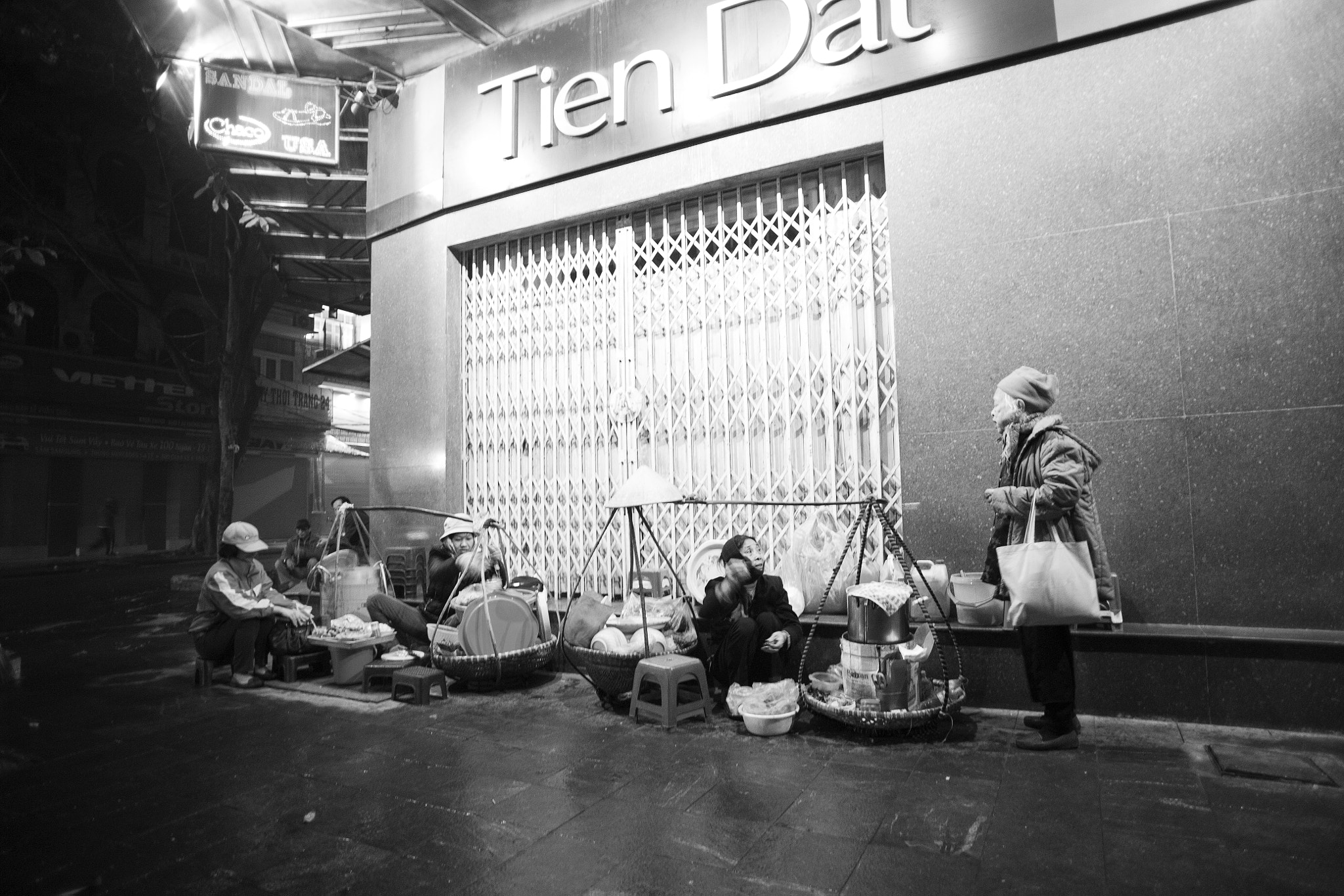 Nikon D3 + Nikon AF Nikkor 20mm F2.8D sample photo. Hanoi street vendors photography