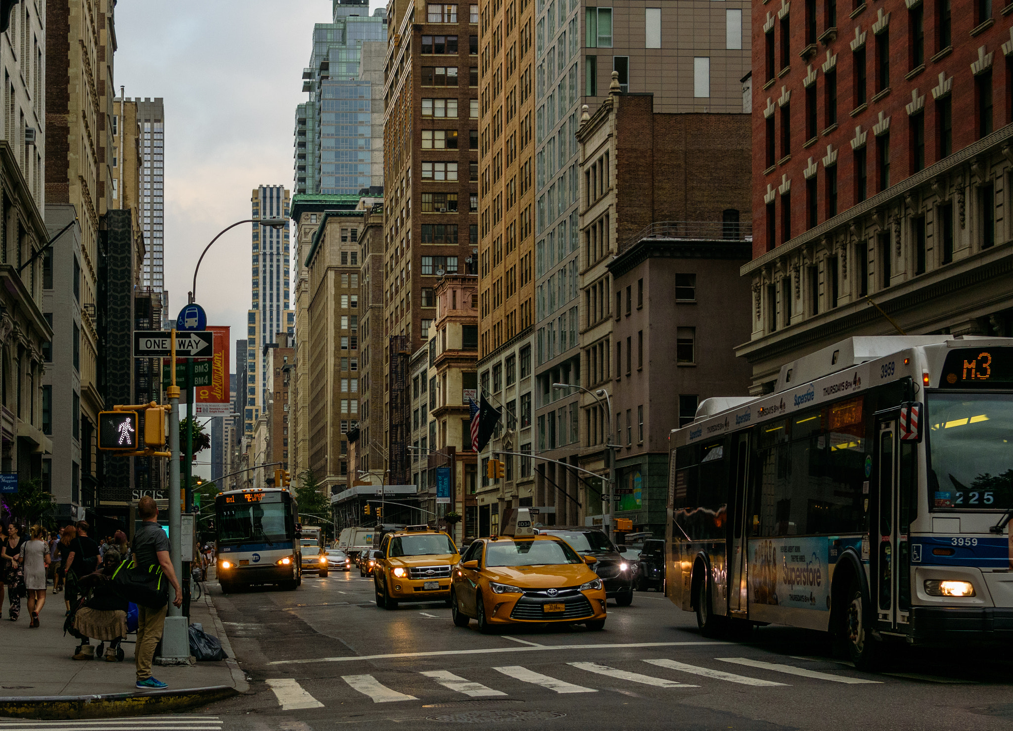 Nikon 1 Nikkor 18.5mm F1.8 sample photo. Twilight on 5th avenue, nyc photography
