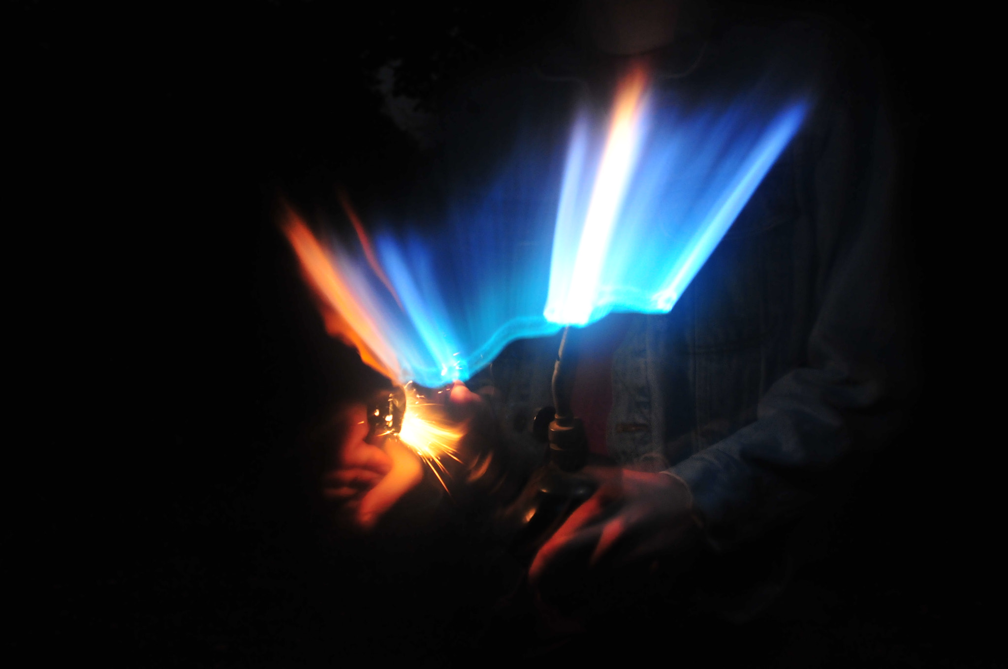 AF Zoom-Nikkor 28-105mm f/3.5-4.5D IF sample photo. Double torch photography