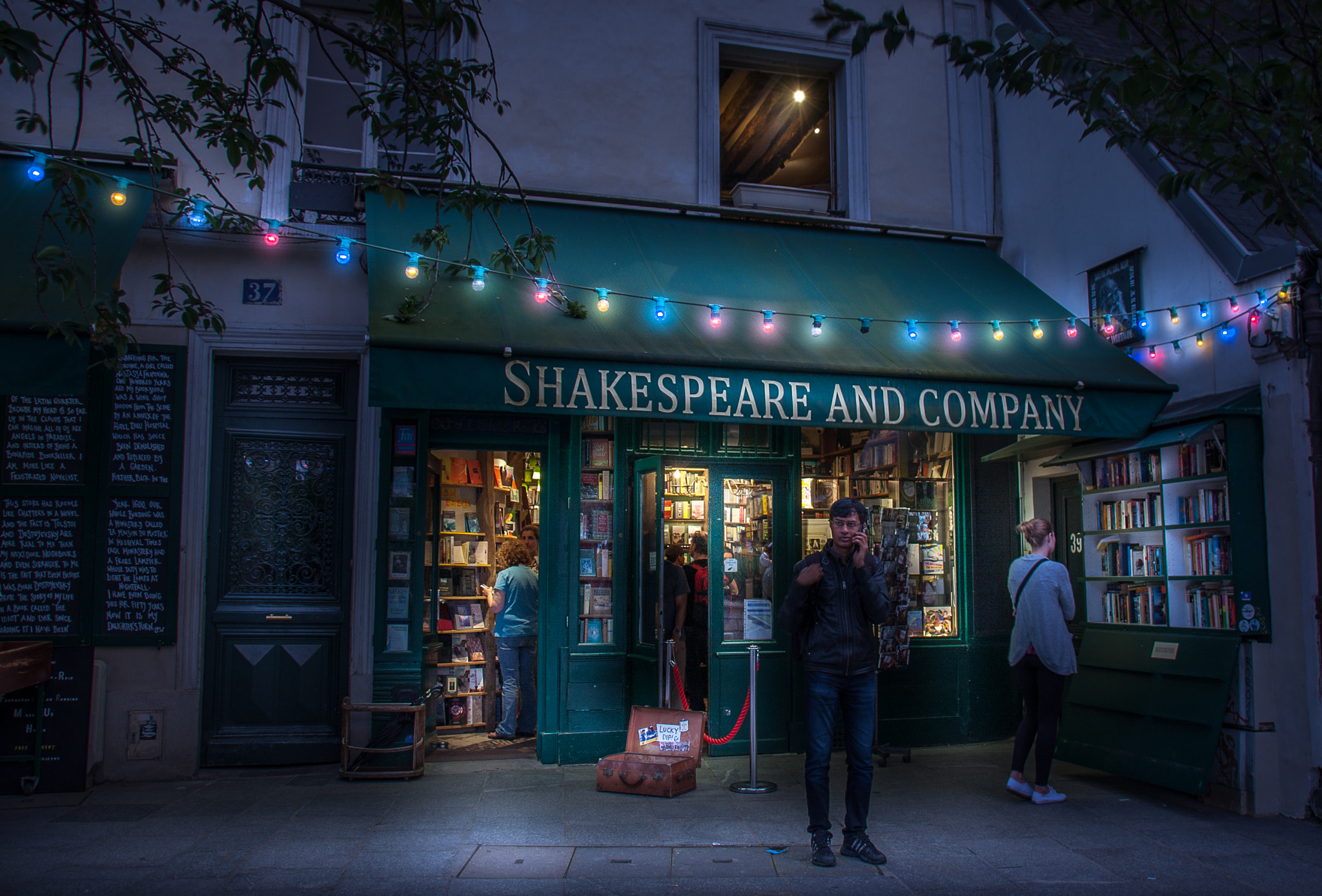 Canon EOS 40D + Sigma 18-250mm F3.5-6.3 DC OS HSM sample photo. Shakespeare & co. photography