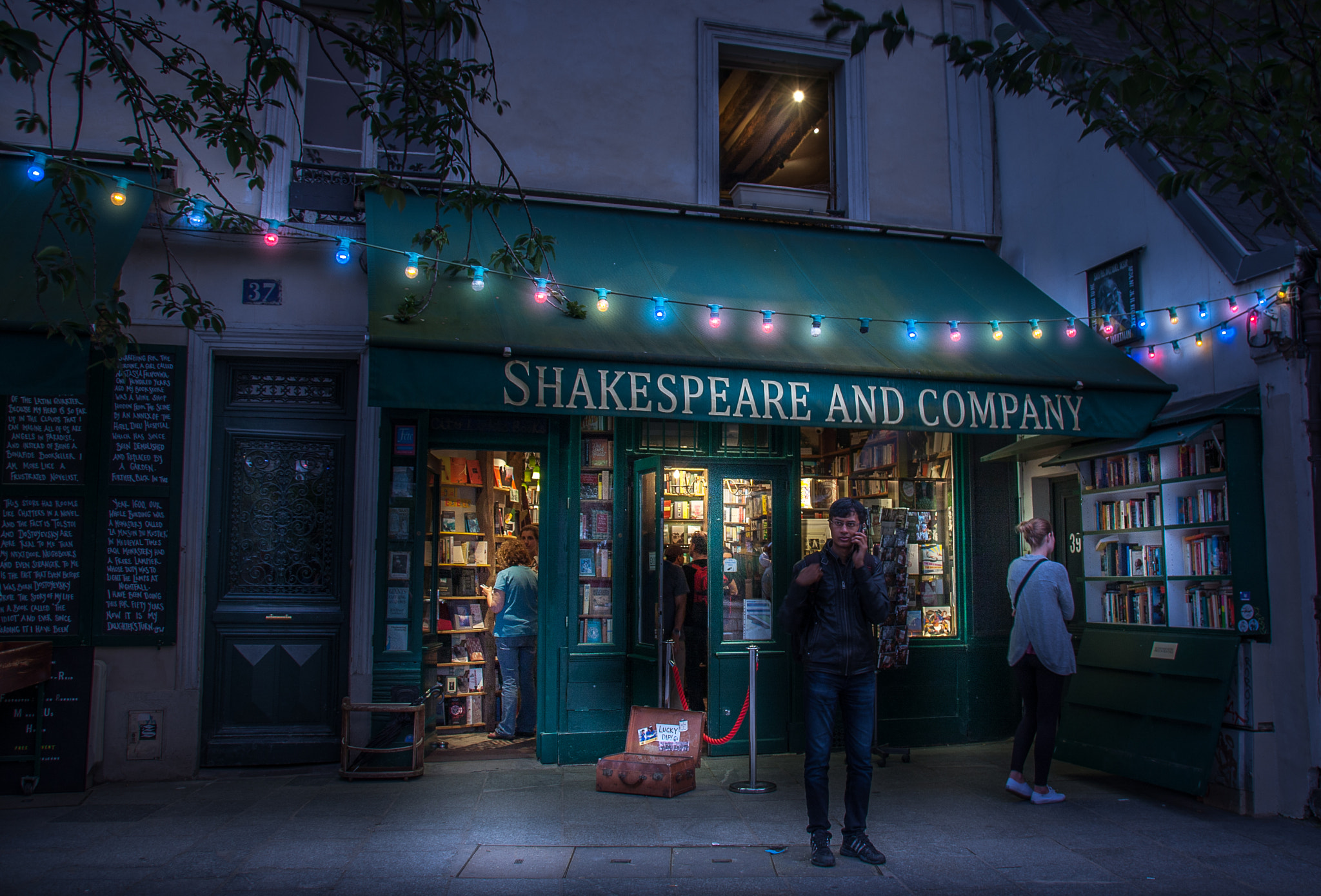 Sigma 18-250mm F3.5-6.3 DC OS HSM sample photo. Shakespeare & co. photography