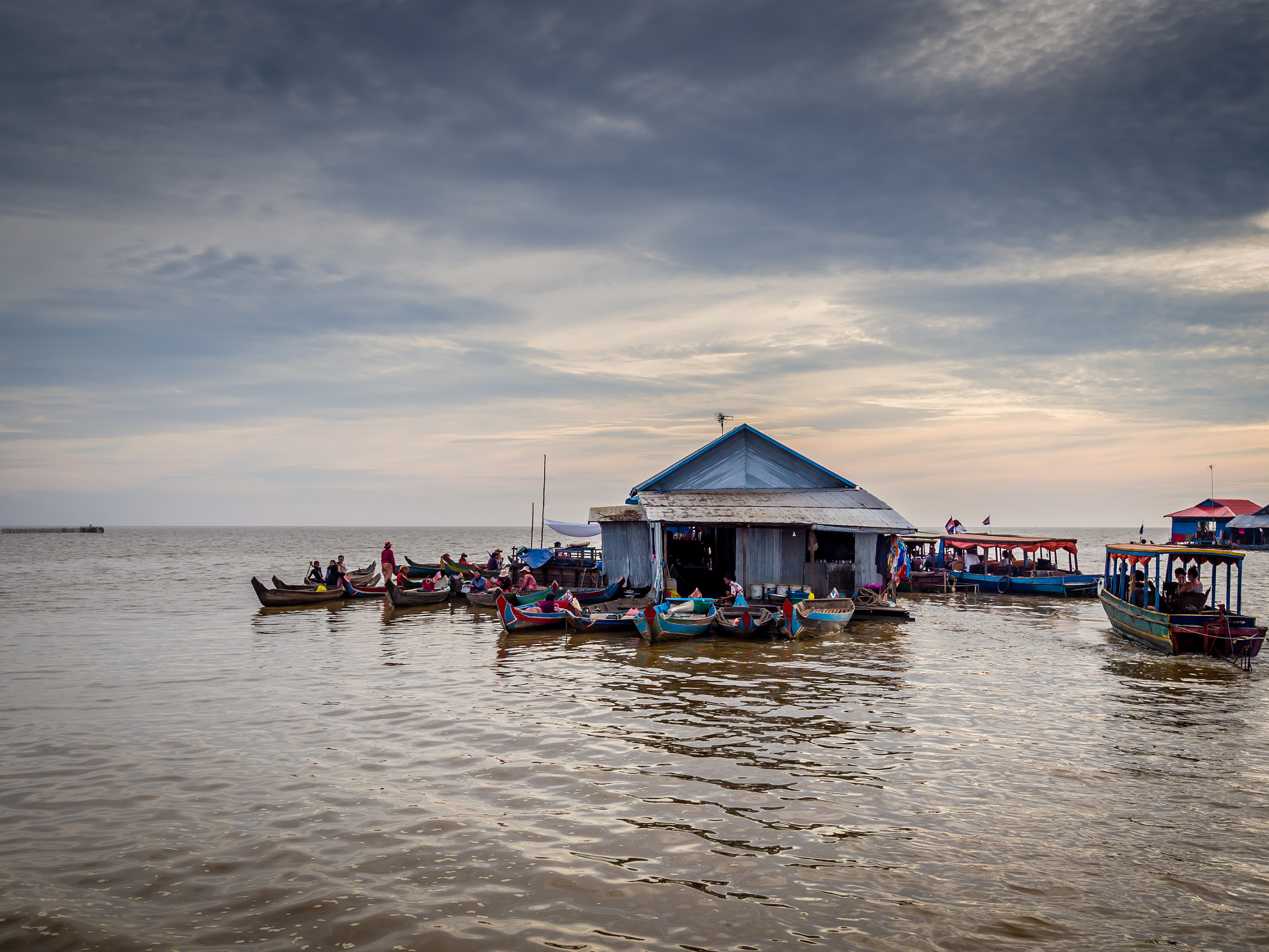 Olympus OM-D E-M10 II + OLYMPUS M.9-18mm F4.0-5.6 sample photo. Floating restaurant photography