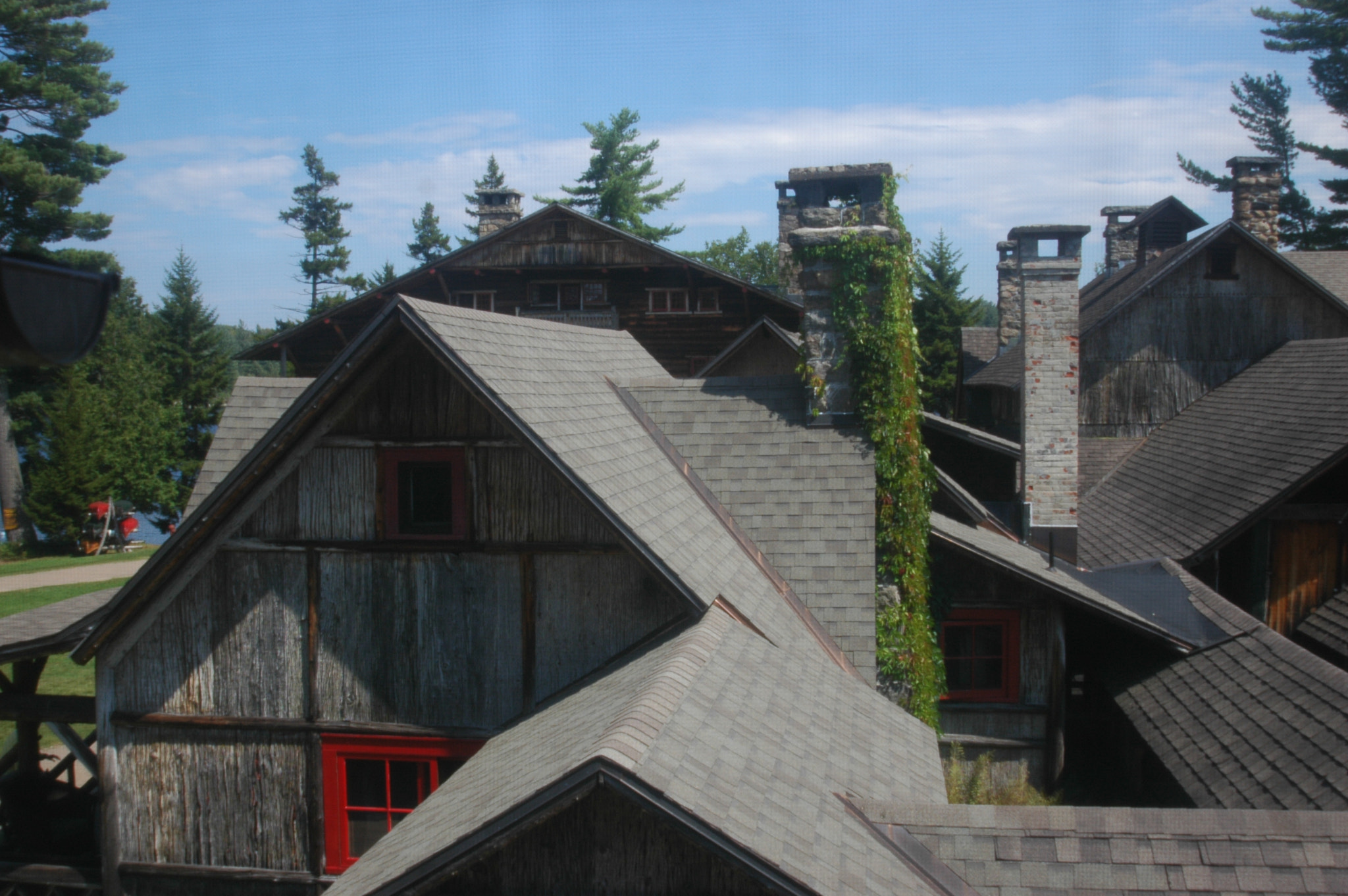 AF Zoom-Nikkor 24-120mm f/3.5-5.6D IF sample photo. Triangular shape in roofs photography