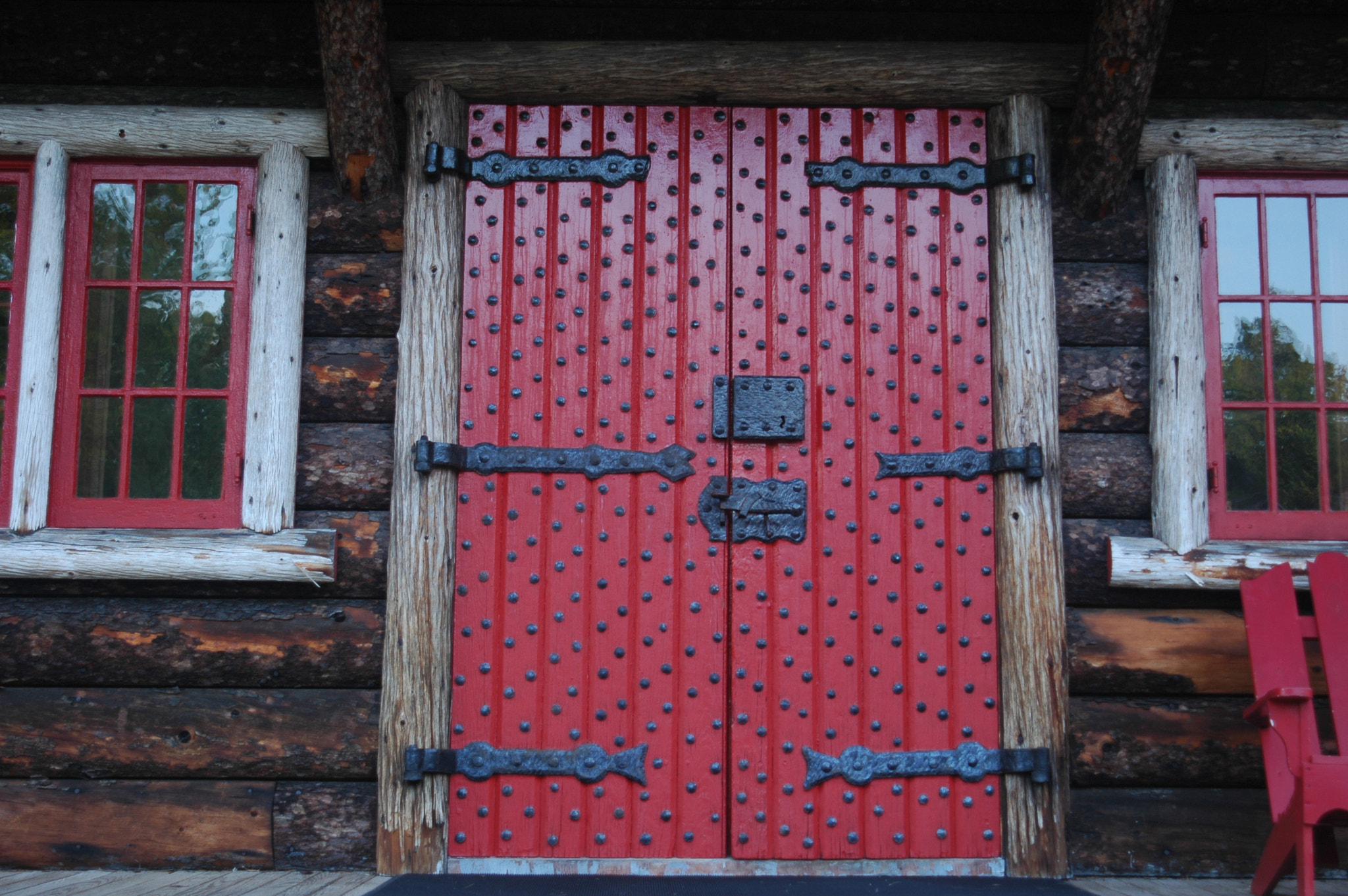 Nikon D70s + AF Zoom-Nikkor 24-120mm f/3.5-5.6D IF sample photo. Door to an old house photography