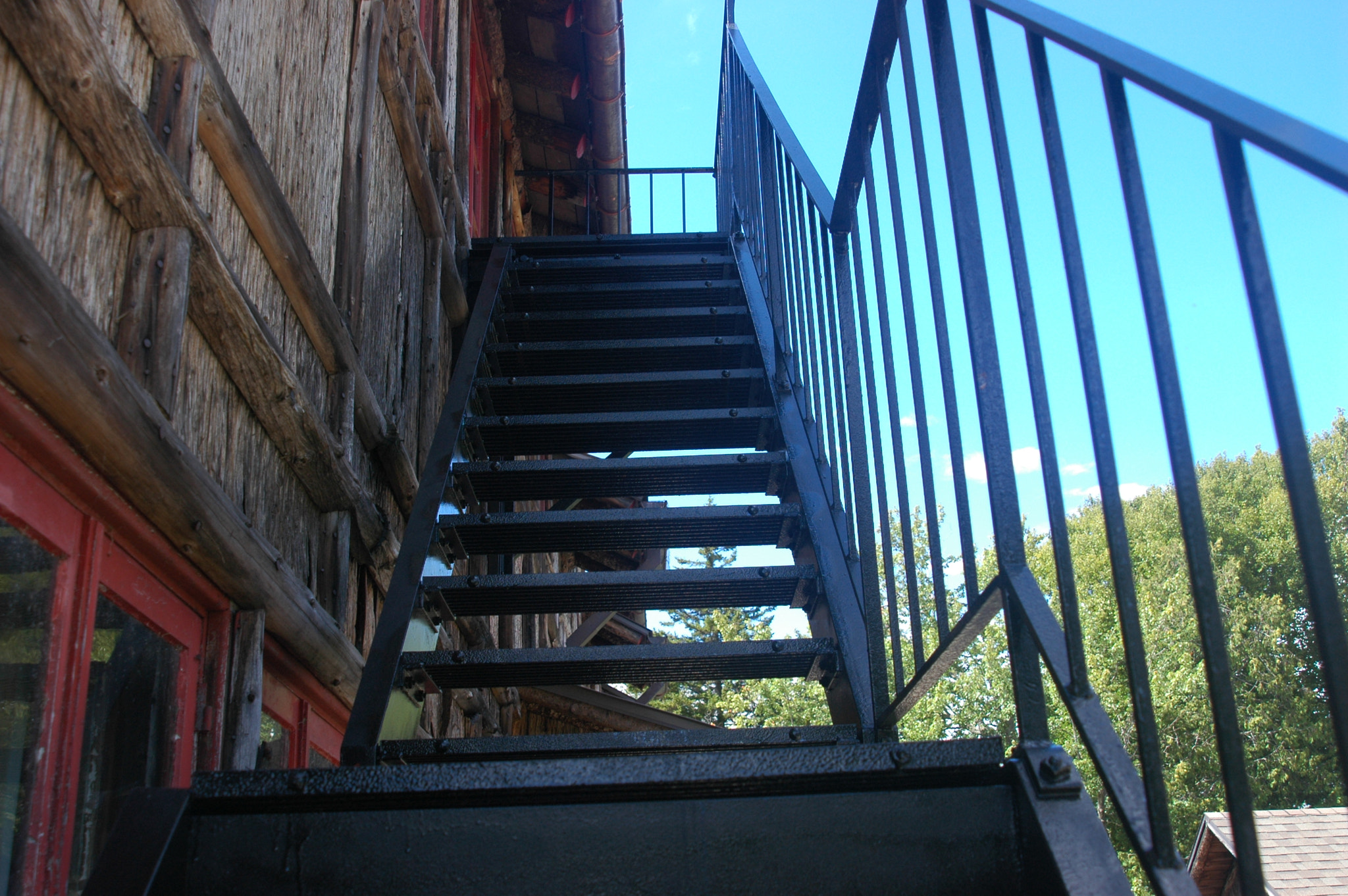 AF Zoom-Nikkor 24-120mm f/3.5-5.6D IF sample photo. An old stairway to a residence photography