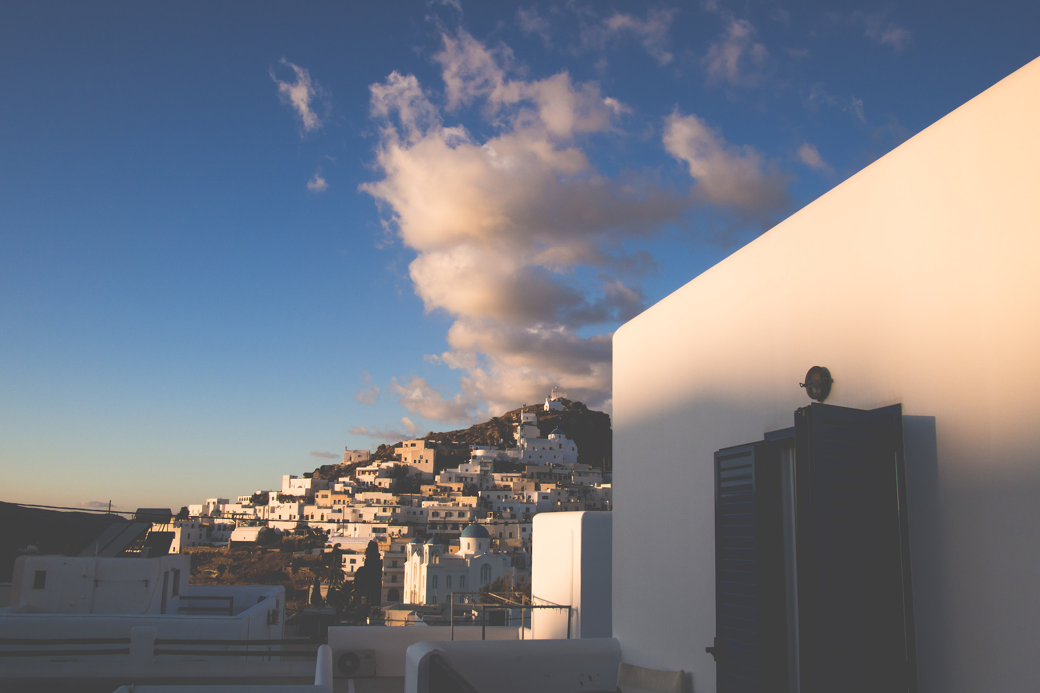 Olympus OM-D E-M5 + Panasonic Lumix G 14mm F2.5 ASPH sample photo. Ios skyline photography