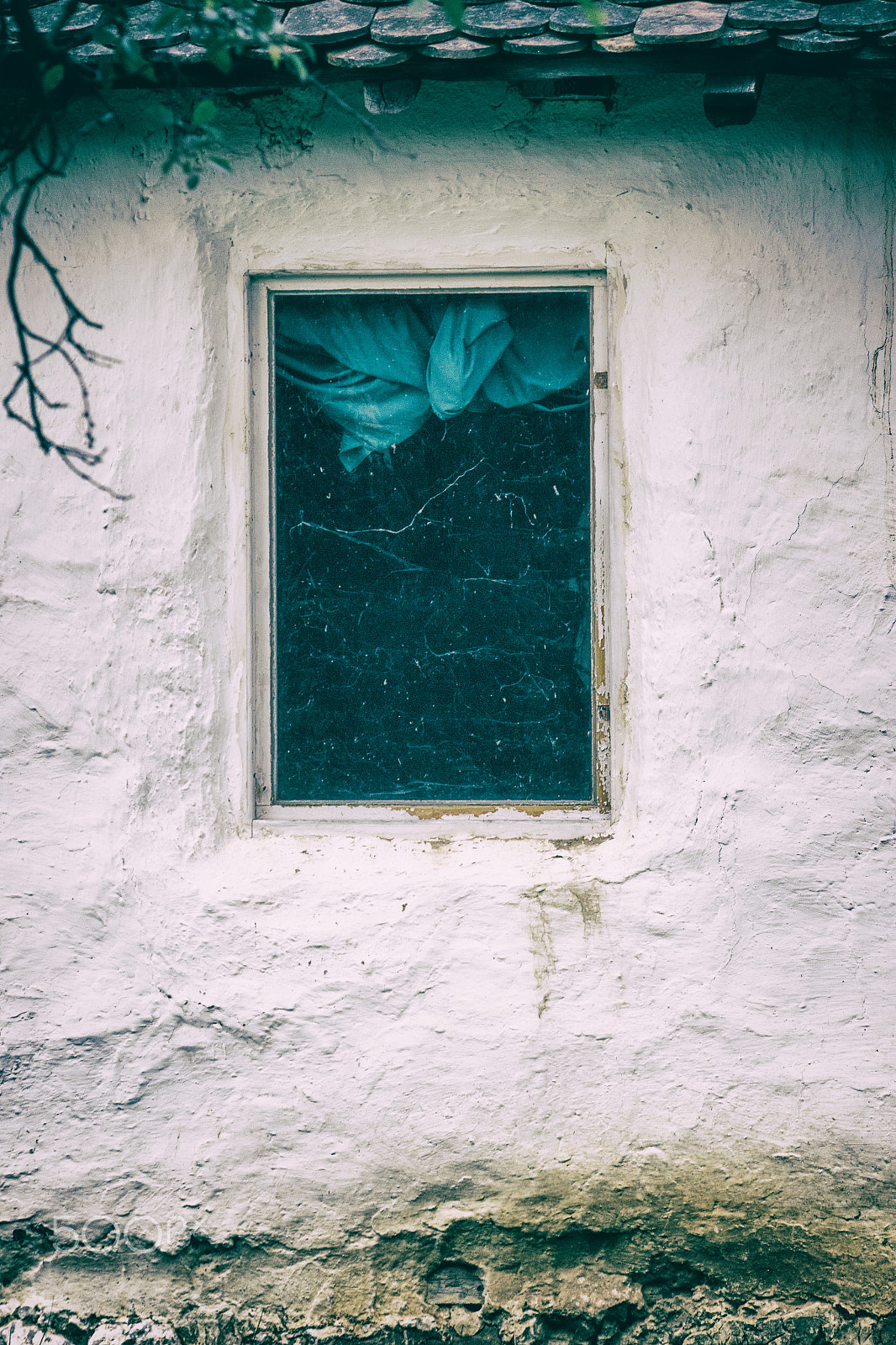 Sigma 70-300mm F4-5.6 APO DG Macro sample photo. Old window at the hut photography