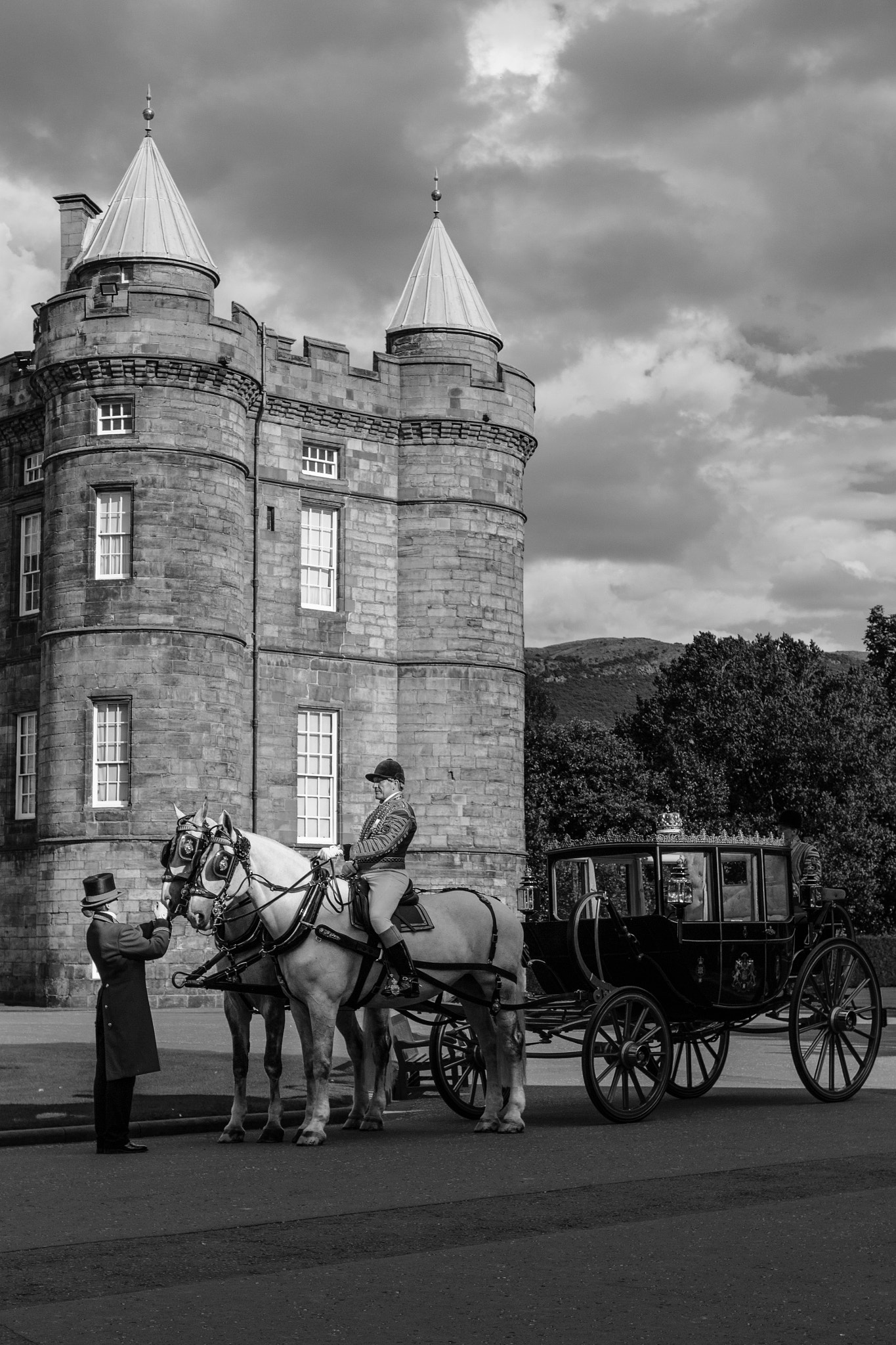 Sigma 18-50mm F2.8-4.5 DC OS HSM sample photo. B/w scottish stage coach photography