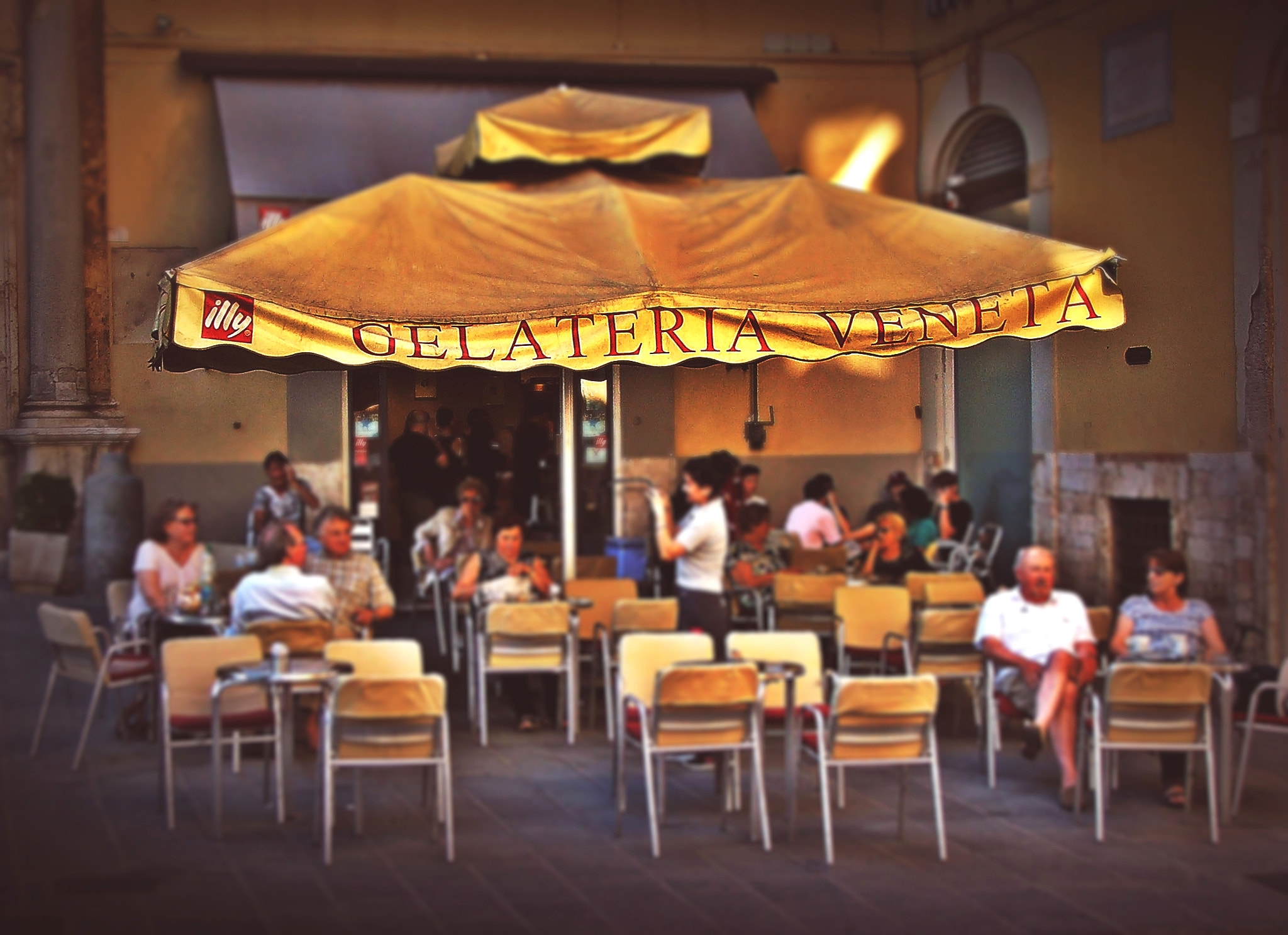 Fujifilm FinePix S5500 sample photo. Gelateria veneta. photography