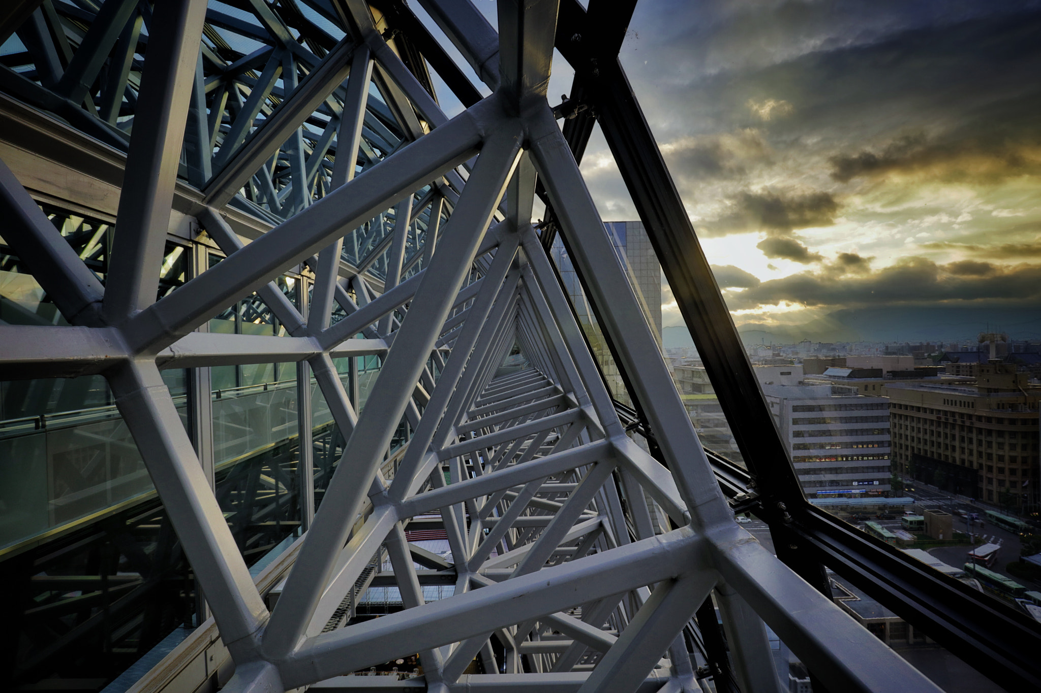 Canon EF 16-35mm F4L IS USM sample photo. Kyoto tower sunset photography