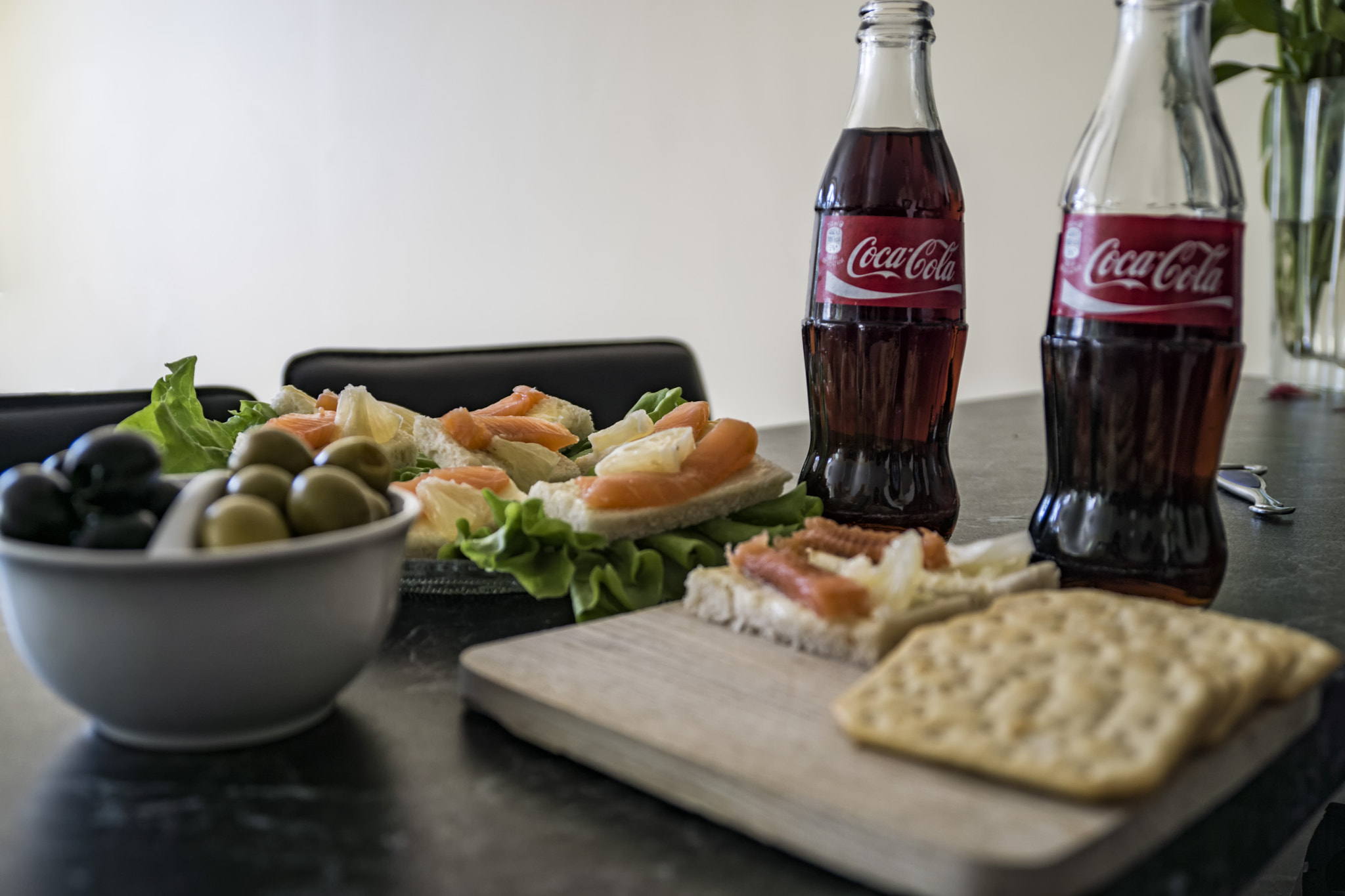 Sony ILCA-77M2 sample photo. Food with coca-cola photography