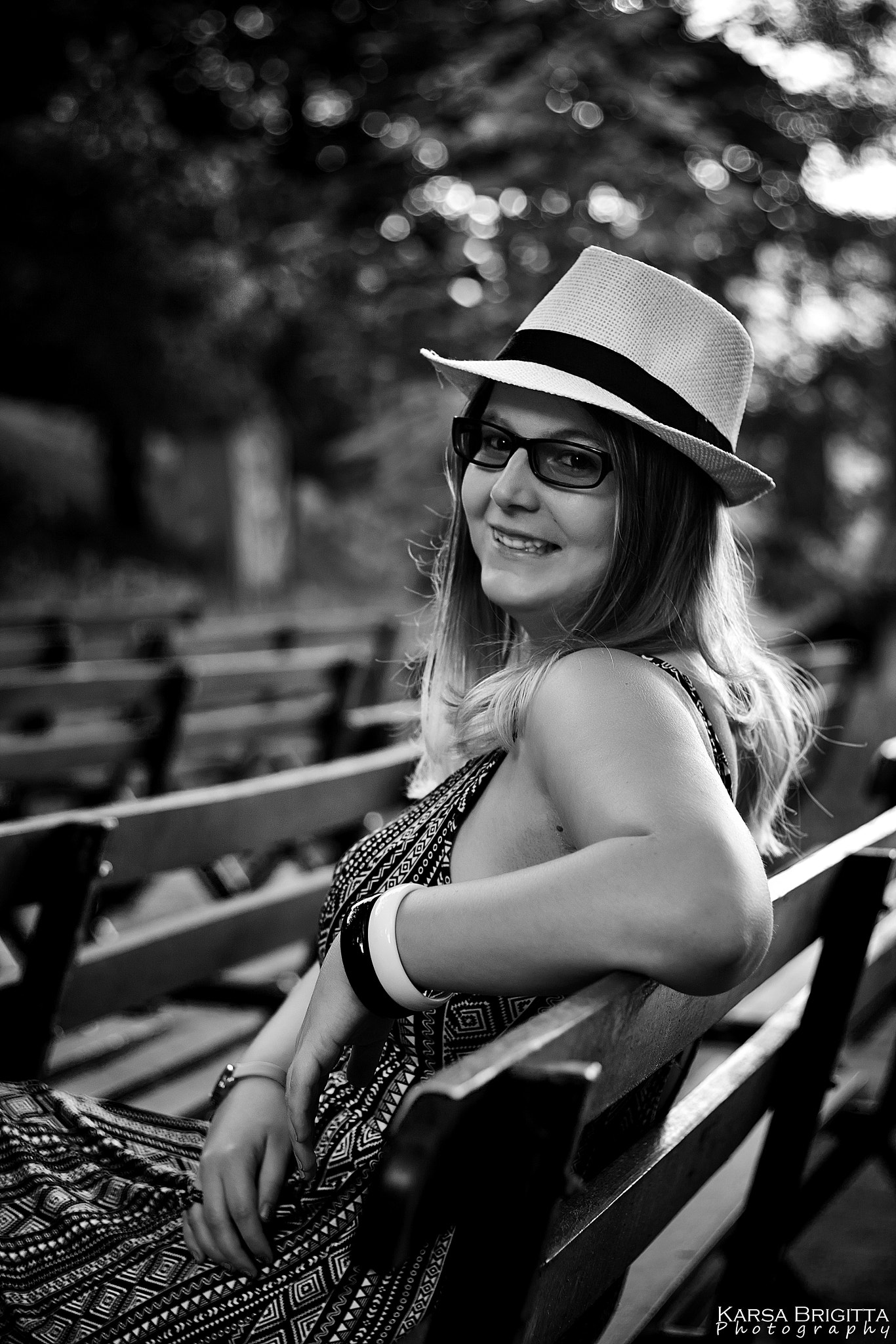 Canon EOS 550D (EOS Rebel T2i / EOS Kiss X4) + Canon EF 50mm F1.8 II sample photo. Hat girl photography